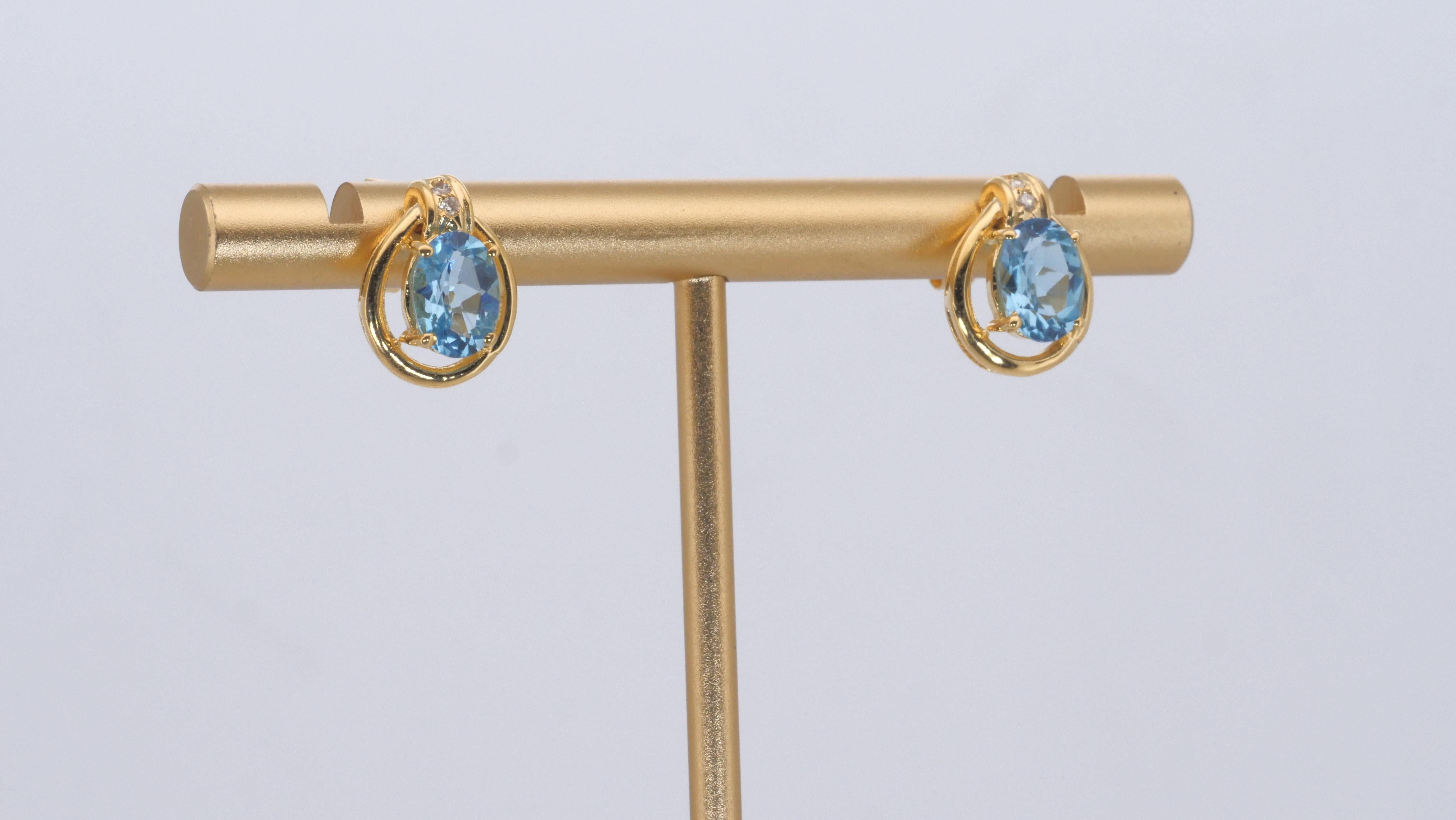 Gorgeous 18k Yellow Gold Stud Blue Earrings w/ 1.9ct Natural Topaz and Diamonds In New Condition For Sale In רמת גן, IL