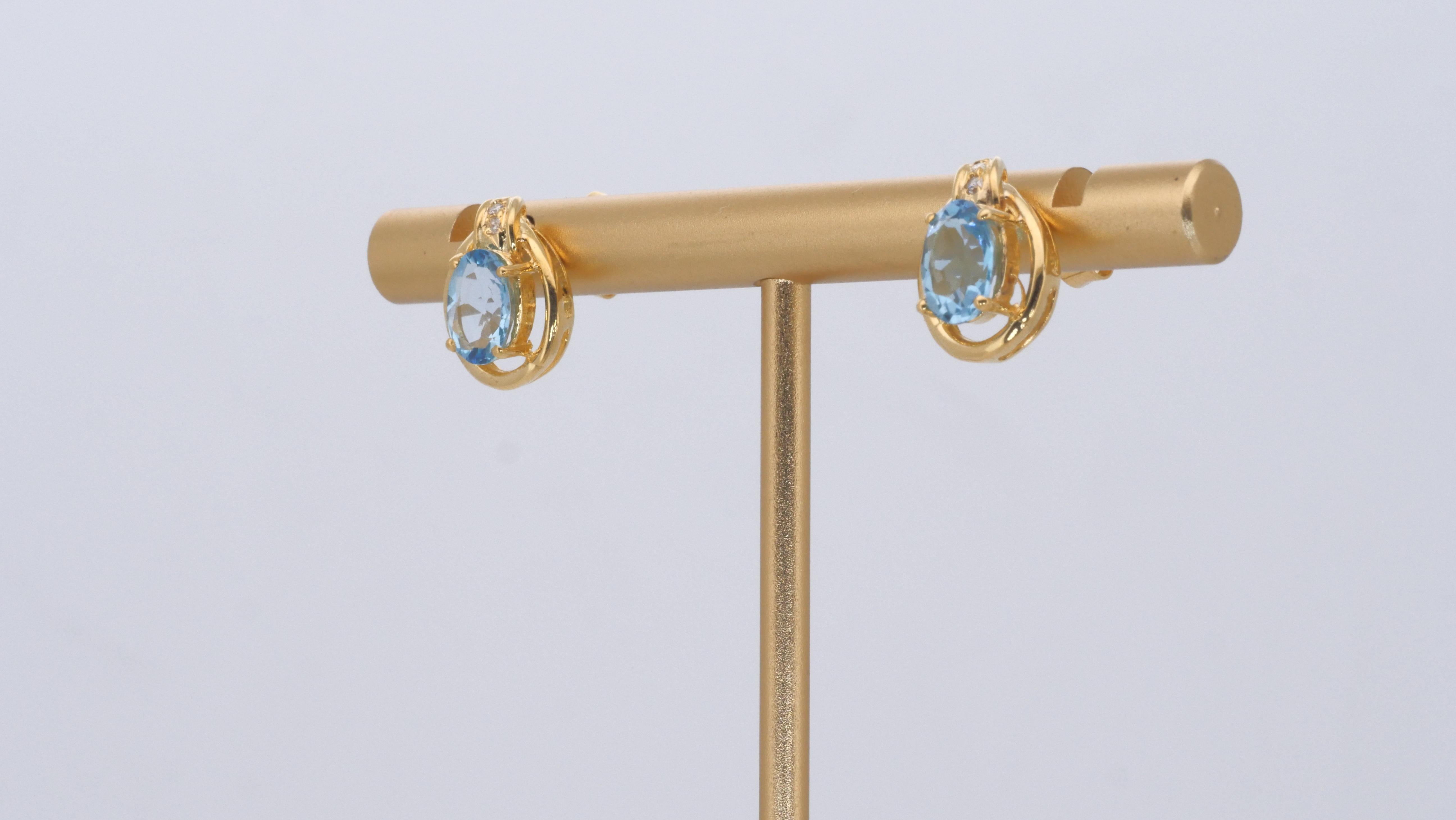 Women's Gorgeous 18k Yellow Gold Stud Blue Earrings w/ 1.9ct Natural Topaz and Diamonds For Sale