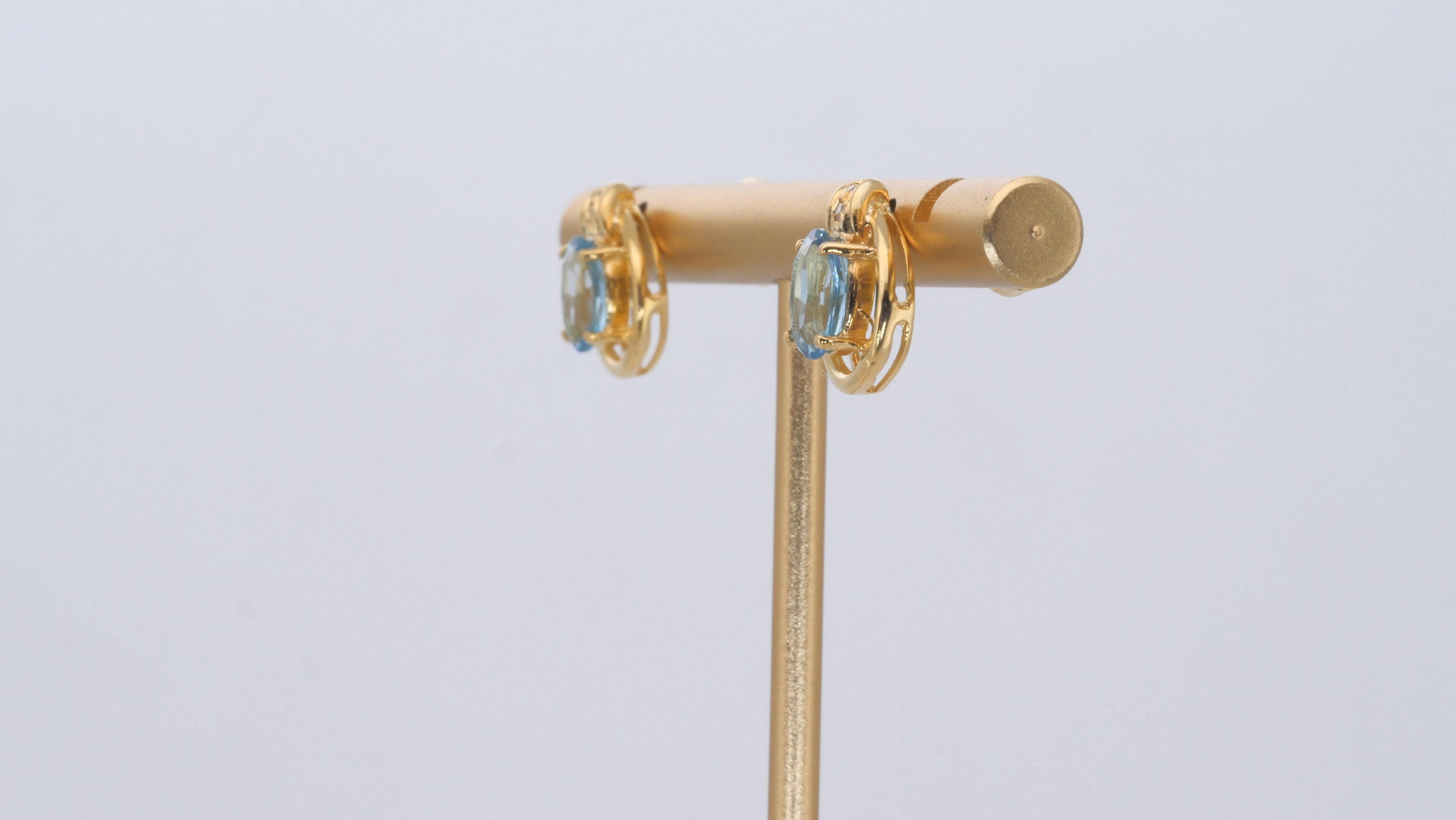 Gorgeous 18k Yellow Gold Stud Blue Earrings w/ 1.9ct Natural Topaz and Diamonds For Sale 1