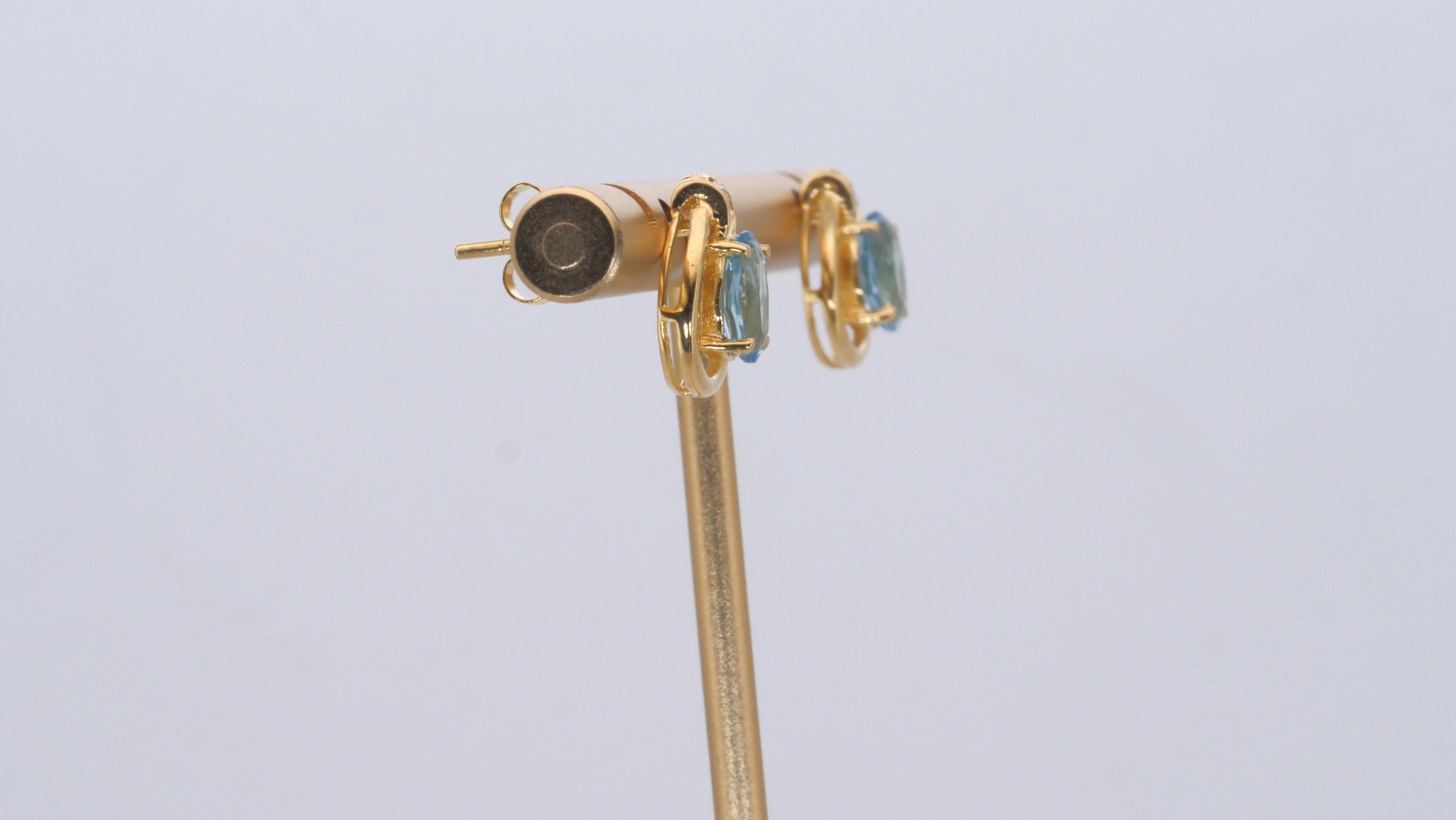 Gorgeous 18k Yellow Gold Stud Blue Earrings w/ 1.9ct Natural Topaz and Diamonds For Sale 3