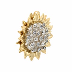 Wunderschöner Anhänger aus 18-karätigem Gelbgold mit silbernem Diamanten in der Mitte und Sonnenblumen-Struktur
