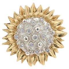 Wunderschöner Anhänger aus 18-karätigem Gelbgold mit silbernem Diamanten in der Mitte und Sonnenblumen-Struktur