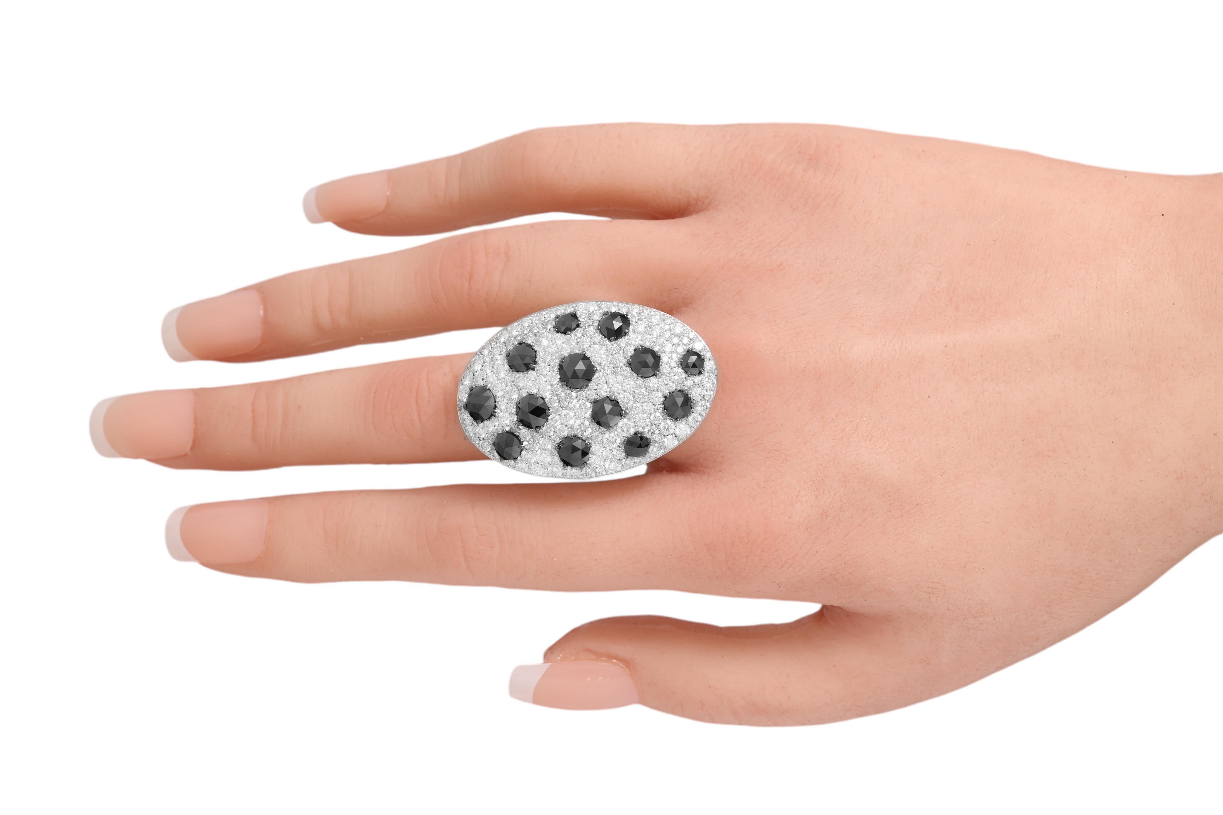 Precioso anillo de oro blanco grande de 18 quilates con diamantes negros de 3,88 quilates y blancos de 3,87 quilates en venta 6