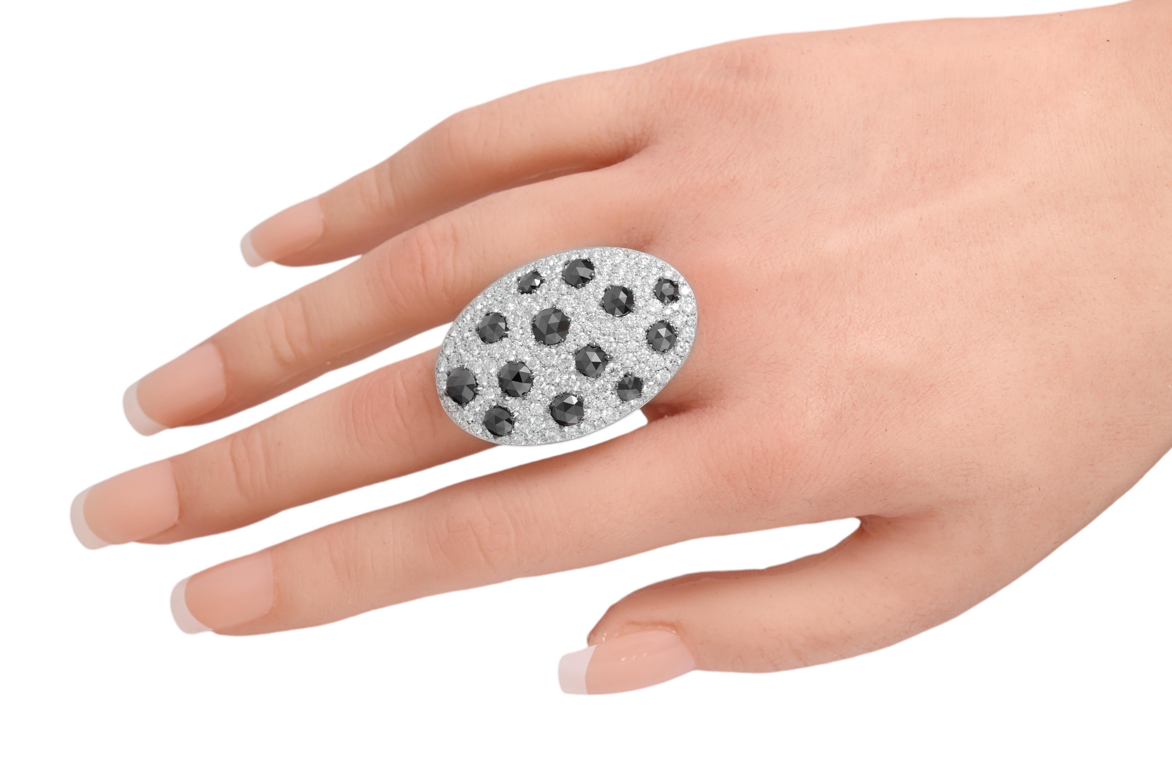 Precioso anillo de oro blanco grande de 18 quilates con diamantes negros de 3,88 quilates y blancos de 3,87 quilates en venta 7