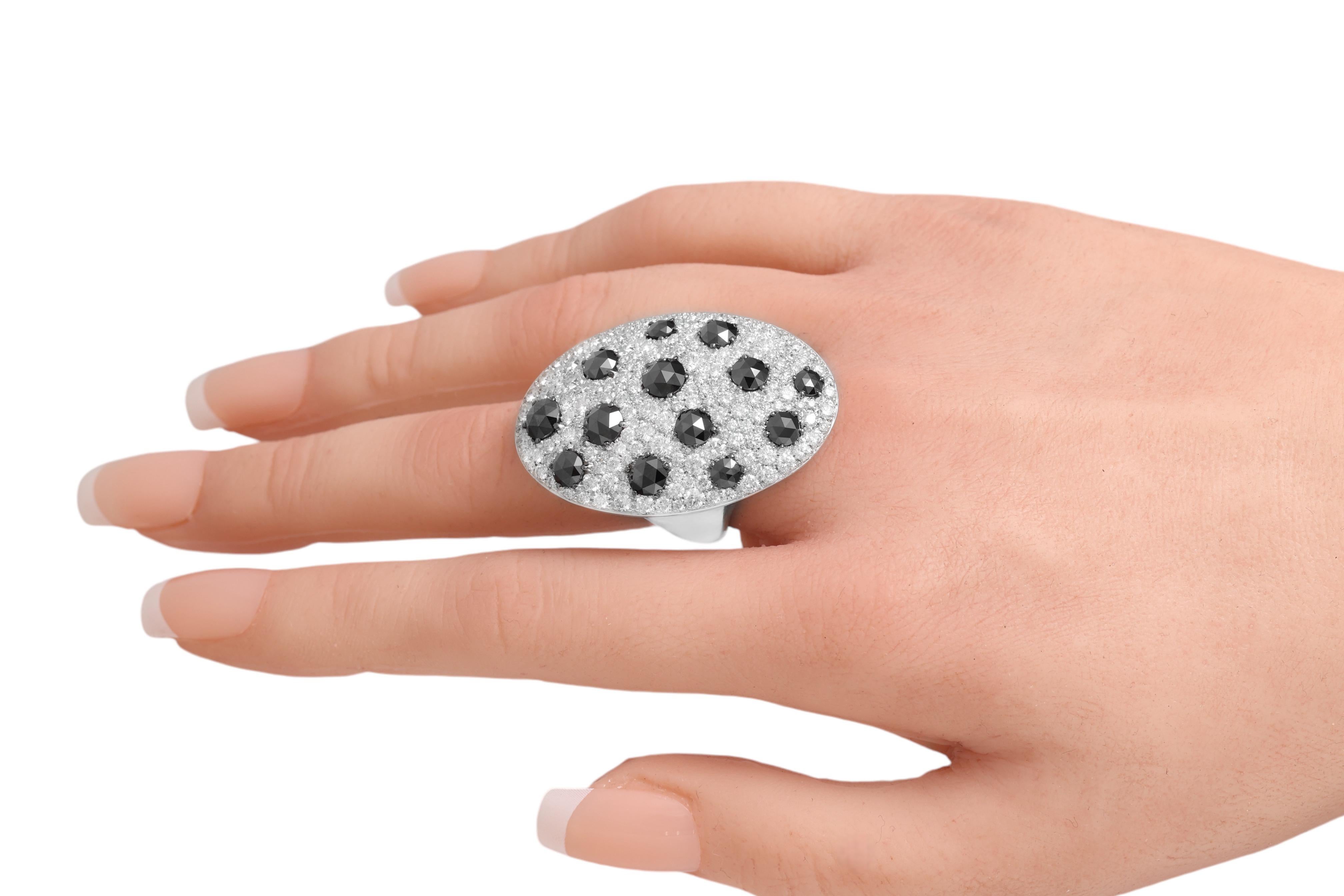Precioso anillo de oro blanco grande de 18 quilates con diamantes negros de 3,88 quilates y blancos de 3,87 quilates en venta 8