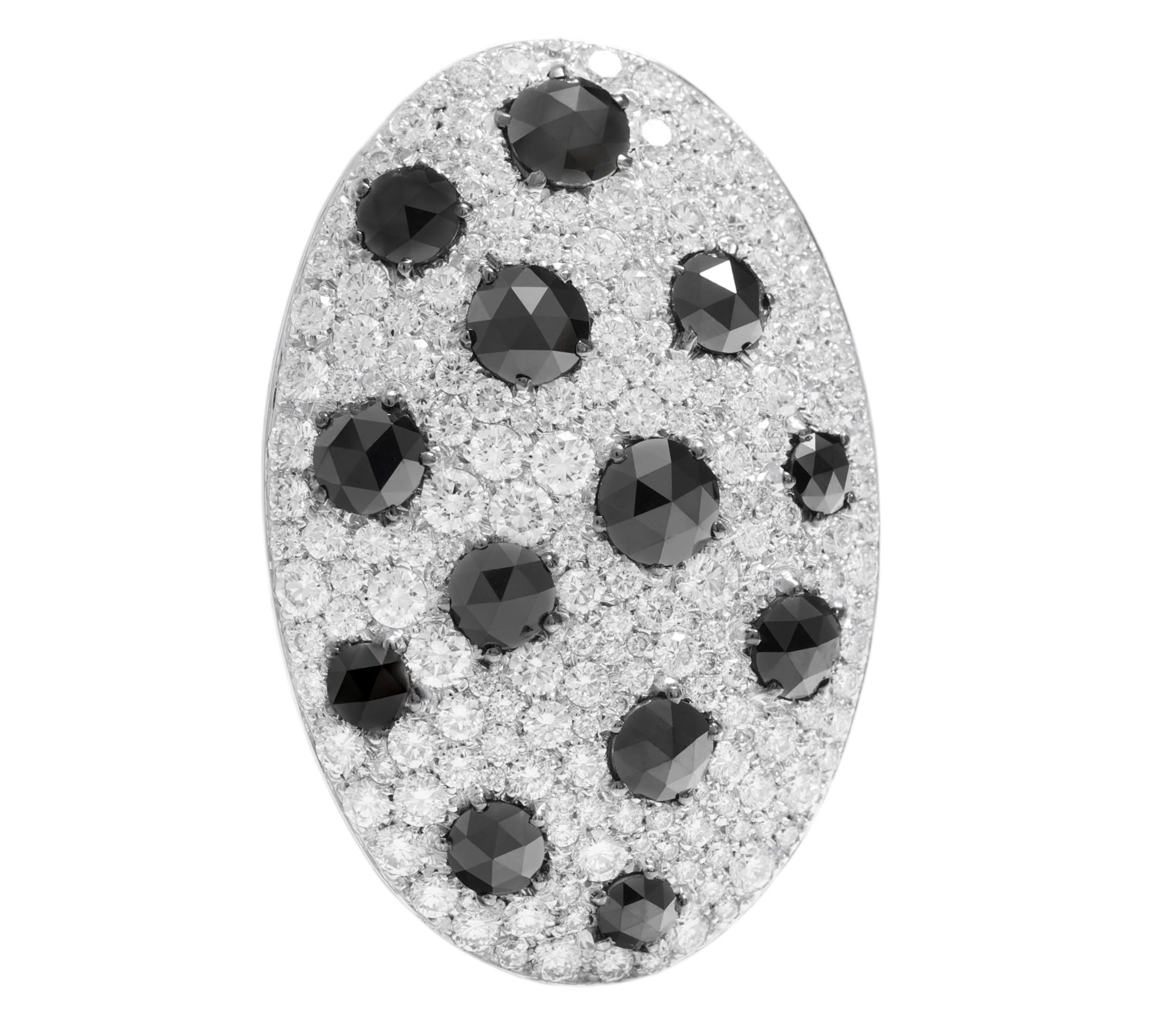 Precioso anillo de oro blanco grande de 18 quilates con diamantes negros de 3,88 quilates y blancos de 3,87 quilates

Diamantes: Diamantes talla brillante (en conjunto unos 3,87 ct G VS), diamantes negros talla rosa (en conjunto unos 3,88