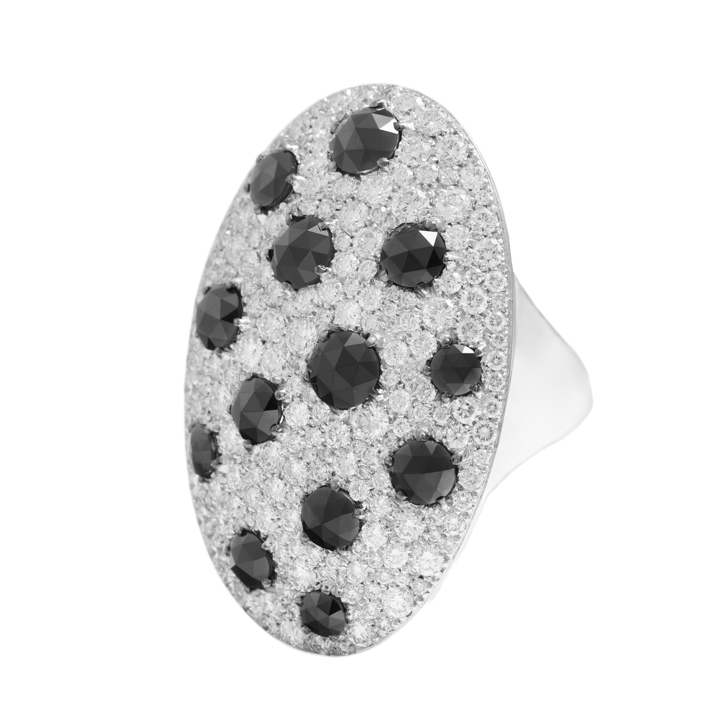 Precioso anillo de oro blanco grande de 18 quilates con diamantes negros de 3,88 quilates y blancos de 3,87 quilates Artesano en venta