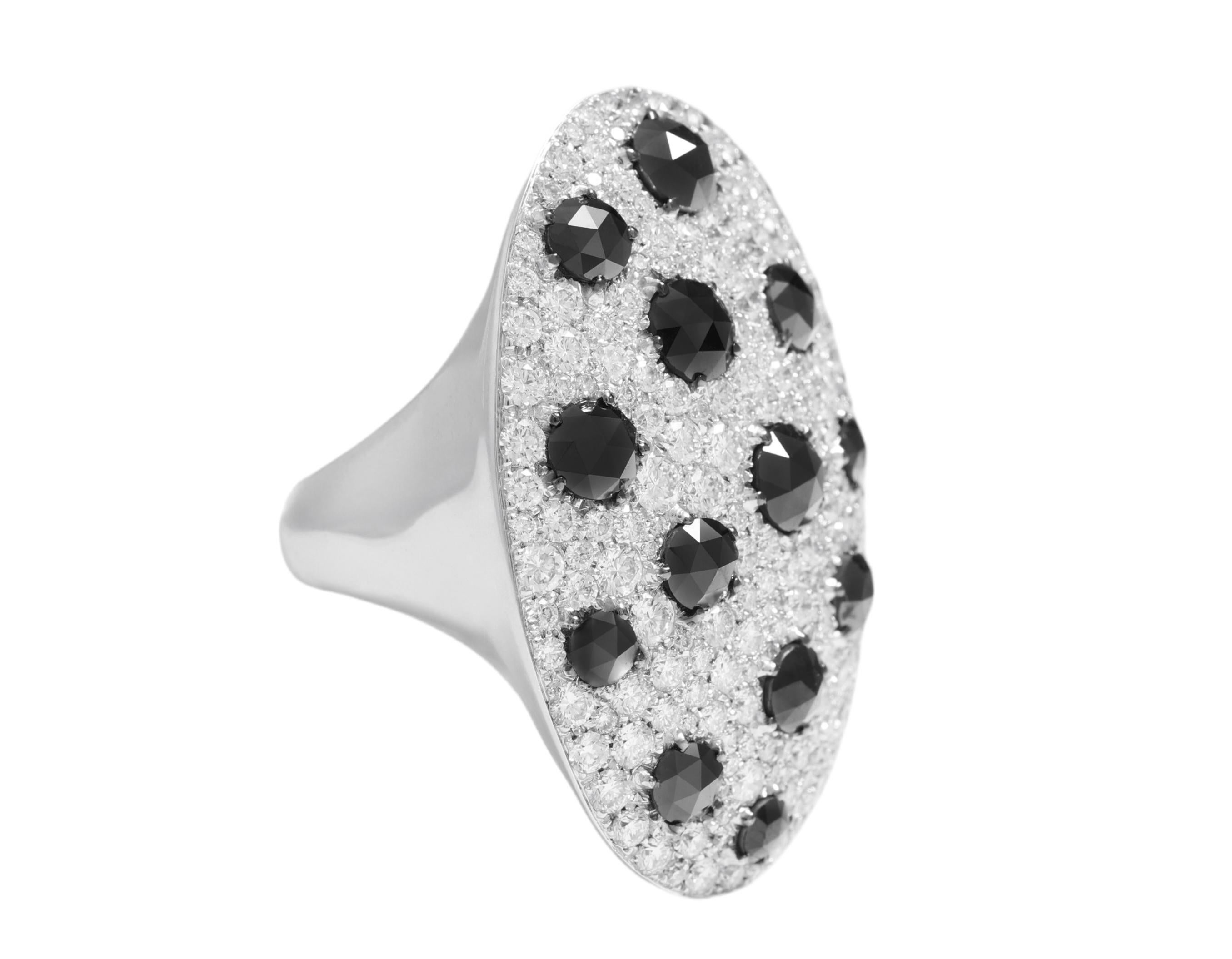 Precioso anillo de oro blanco grande de 18 quilates con diamantes negros de 3,88 quilates y blancos de 3,87 quilates Corte brillante en venta