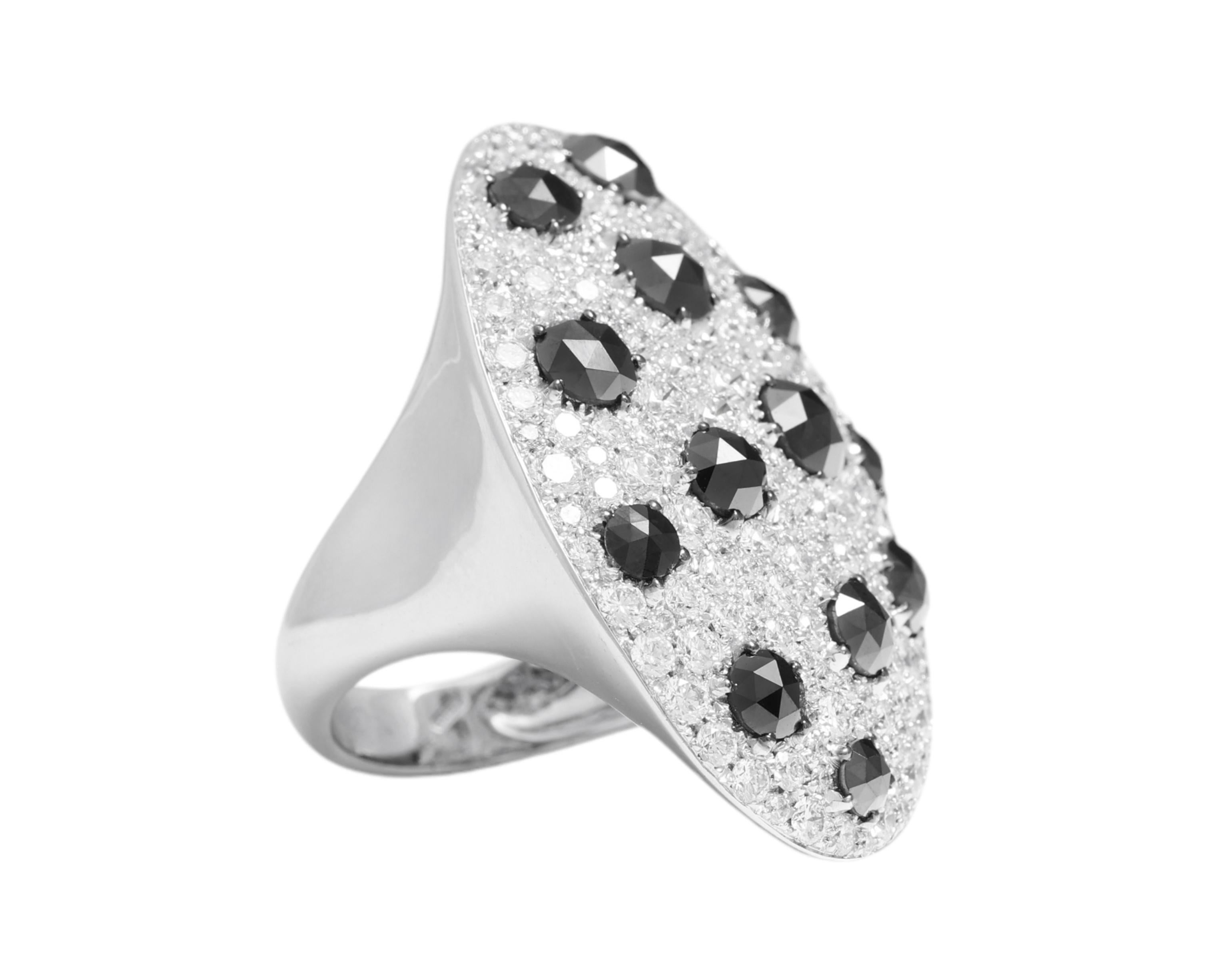 Precioso anillo de oro blanco grande de 18 quilates con diamantes negros de 3,88 quilates y blancos de 3,87 quilates en Nuevo estado para la venta en Antwerp, BE