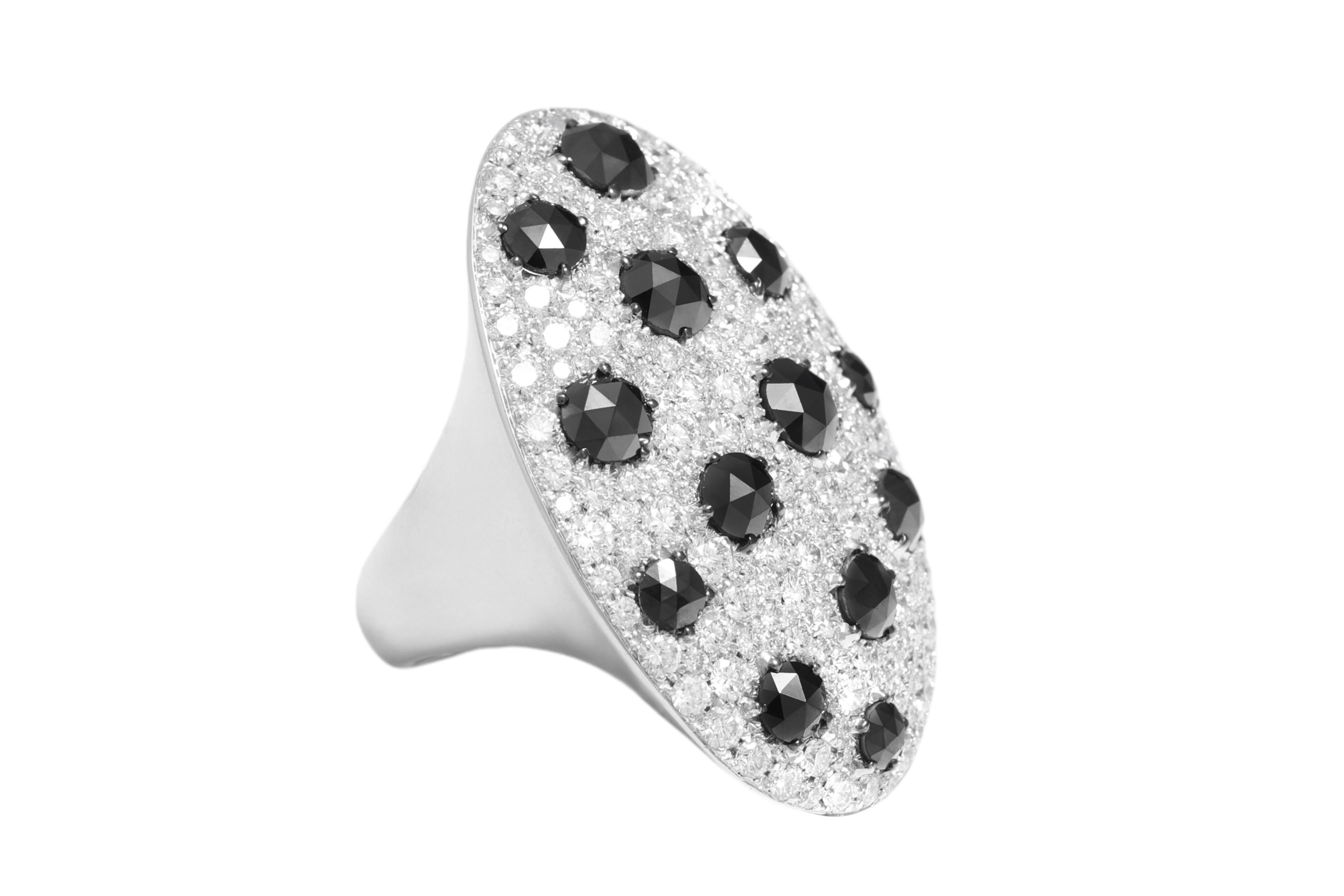 De las mujeres Precioso anillo de oro blanco grande de 18 quilates con diamantes negros de 3,88 quilates y blancos de 3,87 quilates en venta