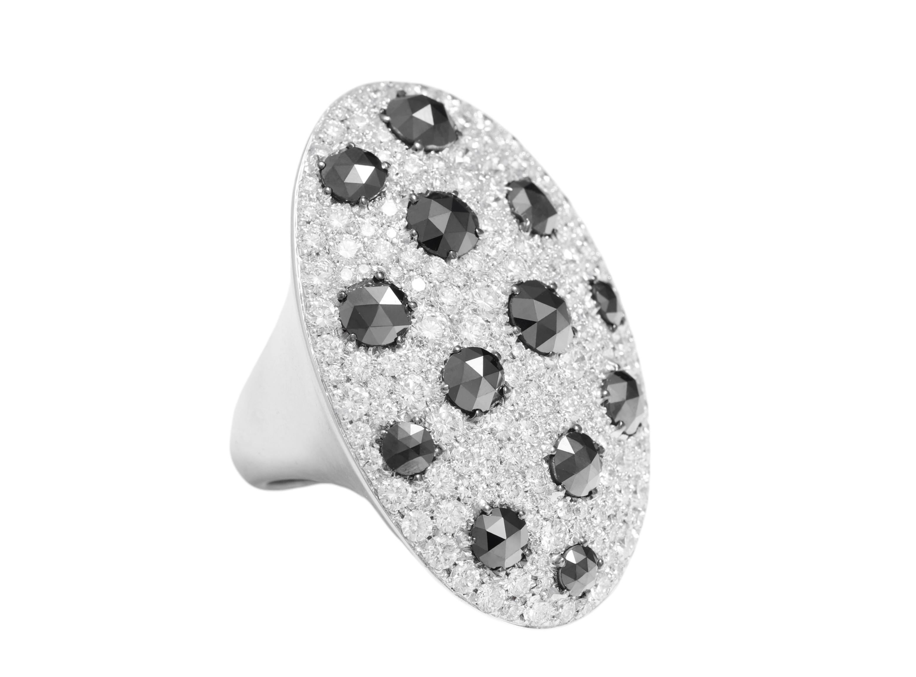 Precioso anillo de oro blanco grande de 18 quilates con diamantes negros de 3,88 quilates y blancos de 3,87 quilates en venta 1