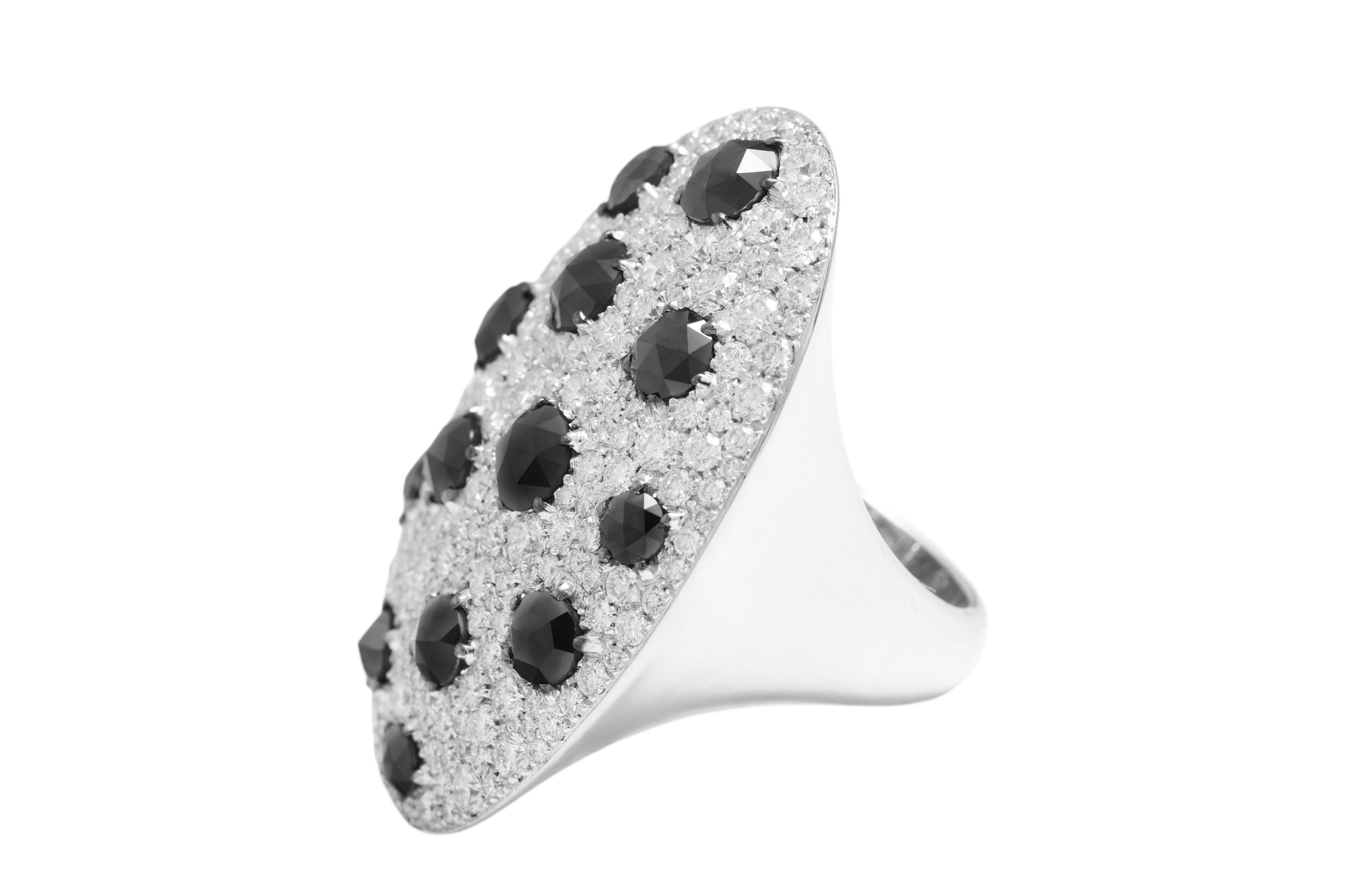 Precioso anillo de oro blanco grande de 18 quilates con diamantes negros de 3,88 quilates y blancos de 3,87 quilates en venta 2