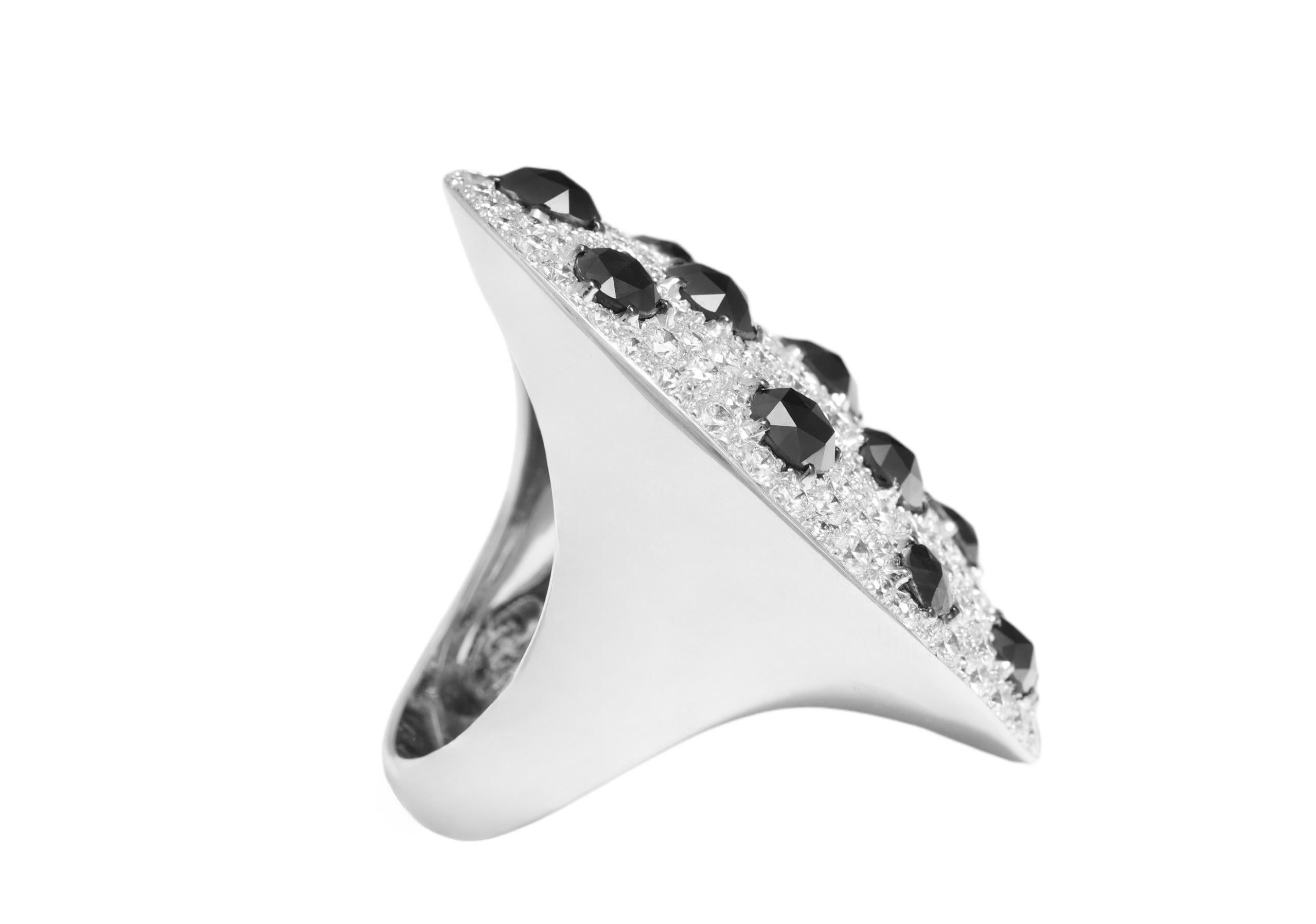 Precioso anillo de oro blanco grande de 18 quilates con diamantes negros de 3,88 quilates y blancos de 3,87 quilates en venta 3