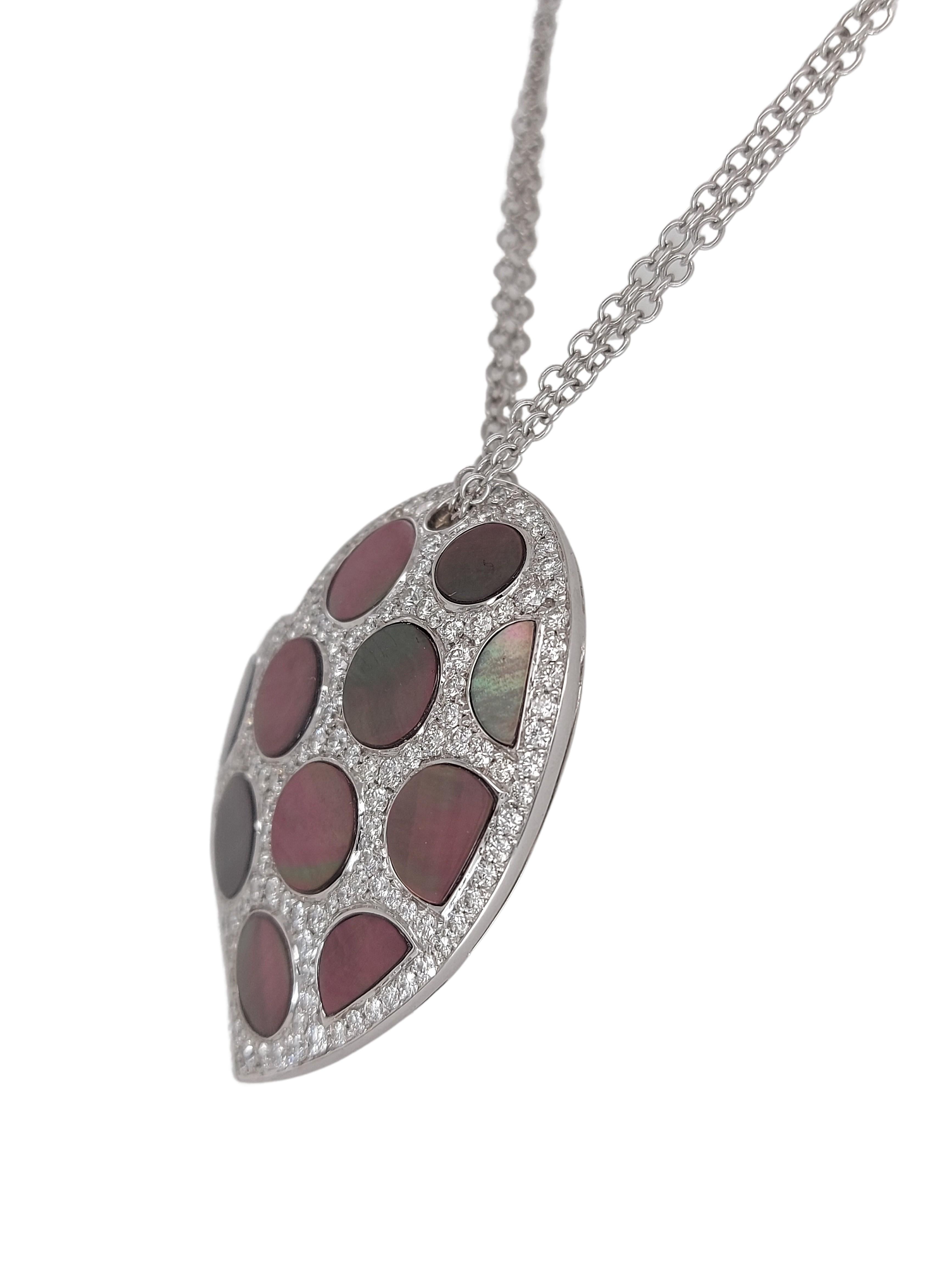 Brilliant Cut Gorgeous 18kt White Gold Diamond Pendant Necklace & Black Mother of Pearl For Sale