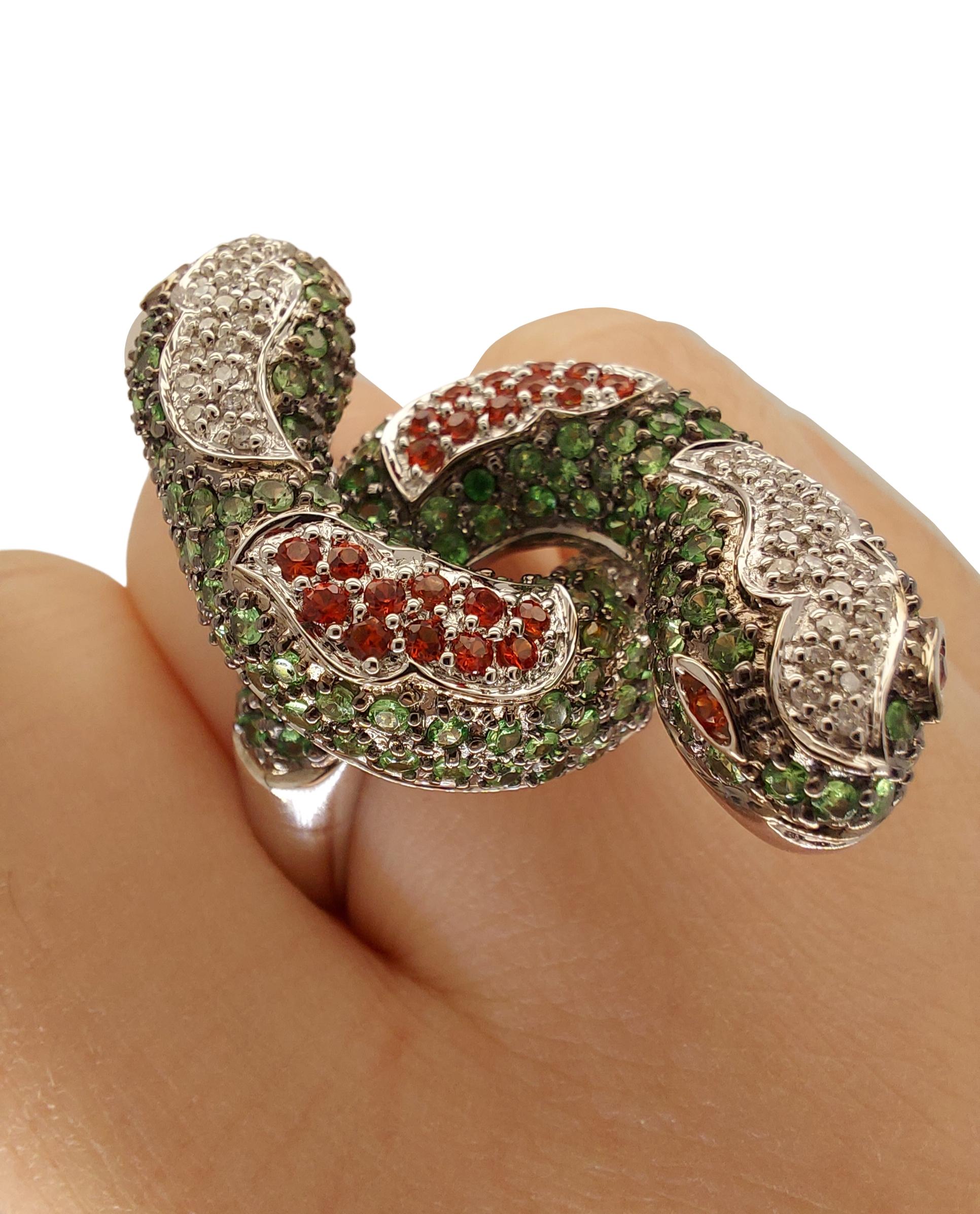 Gorgeous 18kt White Gold Double Snake Ring Set with Diamonds & Precious Stones In New Condition For Sale In Antwerp, BE