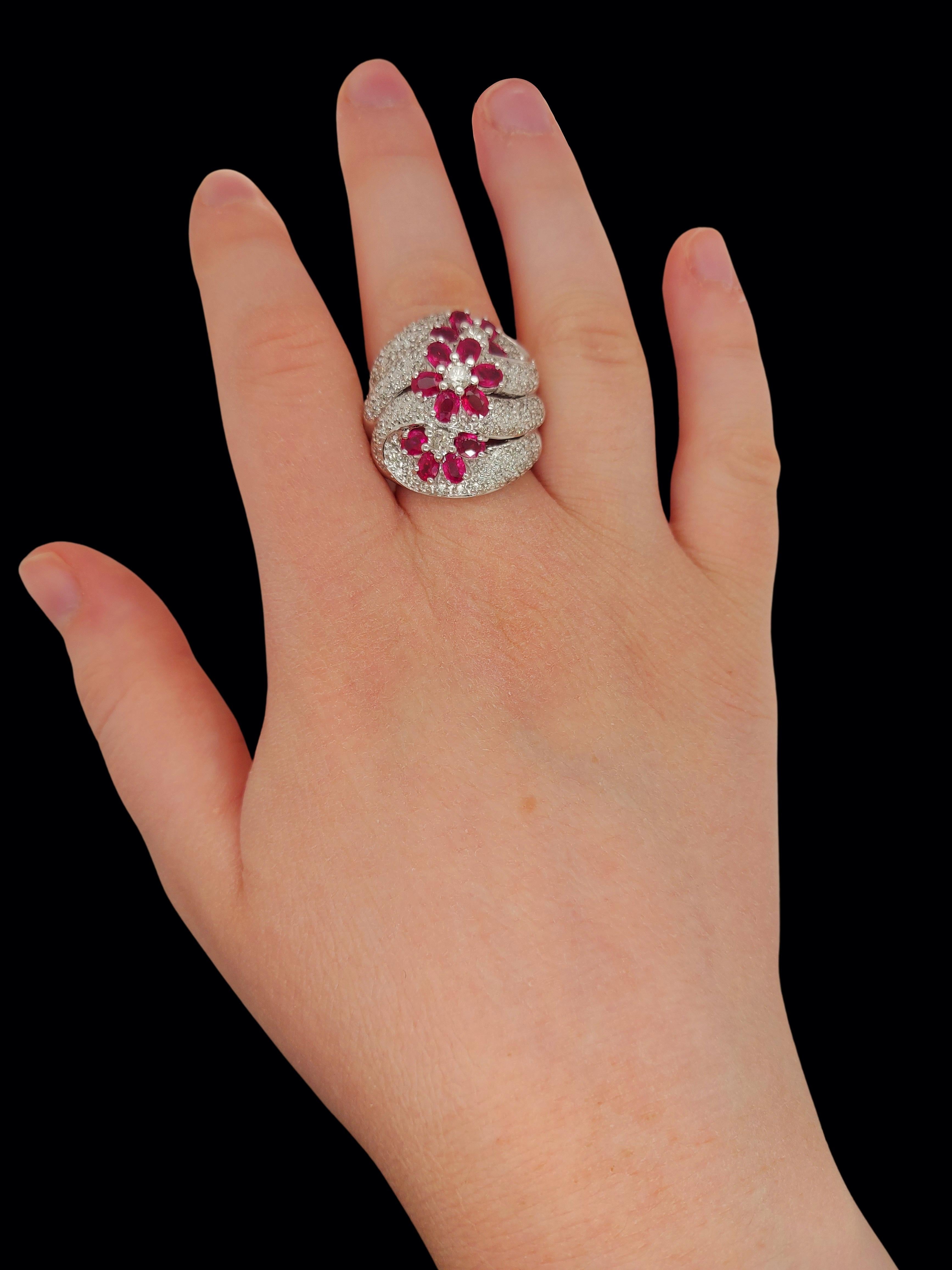 Splendido anello in oro bianco 18kt con 2,46 carati di diamanti e rubini in vendita 8