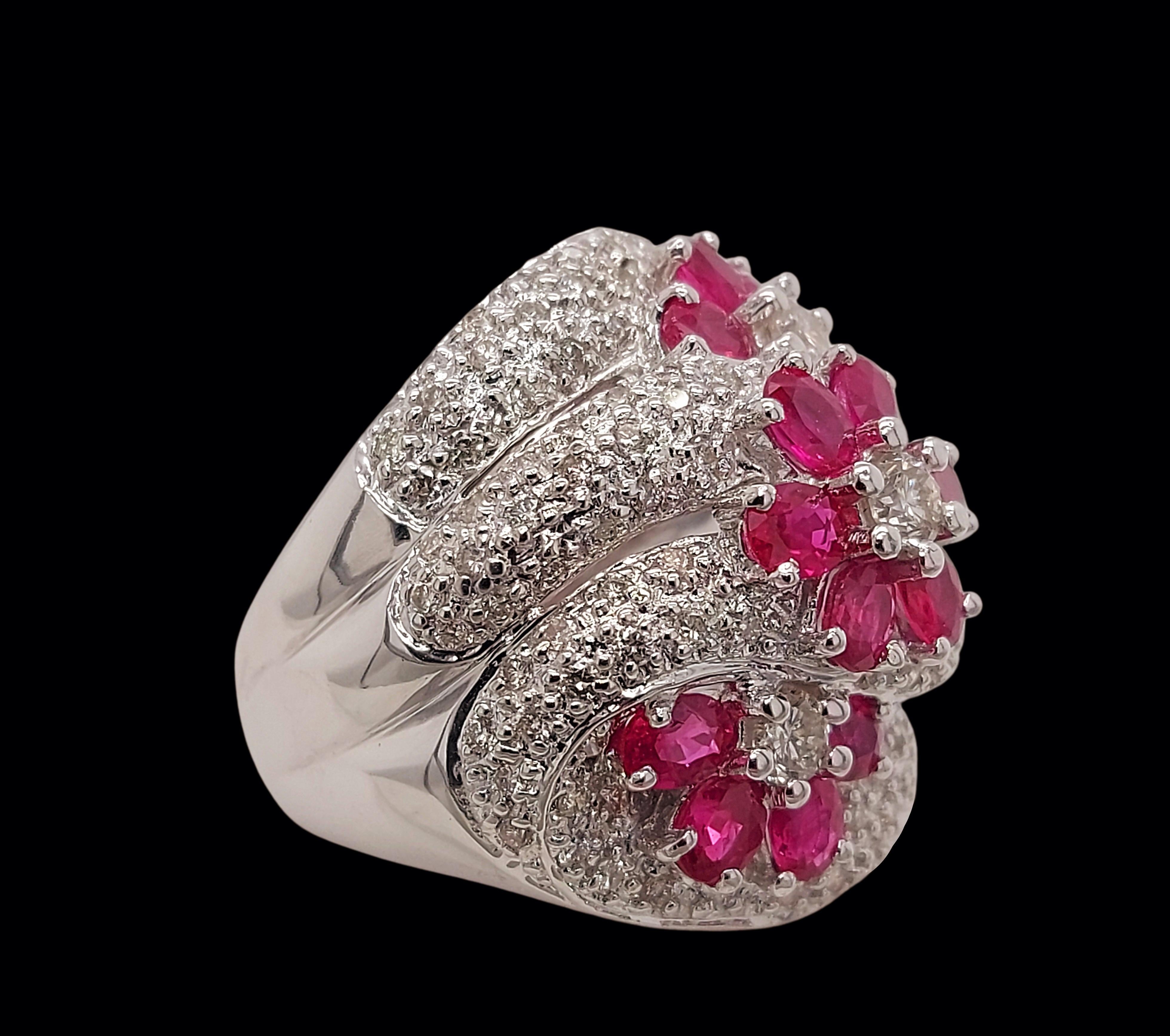 Artigiano Splendido anello in oro bianco 18kt con 2,46 carati di diamanti e rubini in vendita