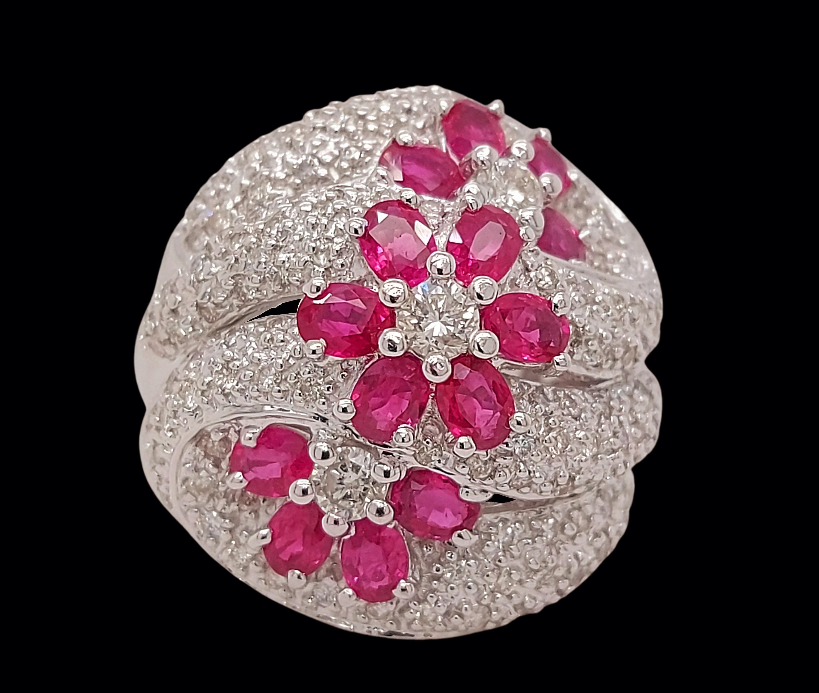 Taglio brillante Splendido anello in oro bianco 18kt con 2,46 carati di diamanti e rubini in vendita