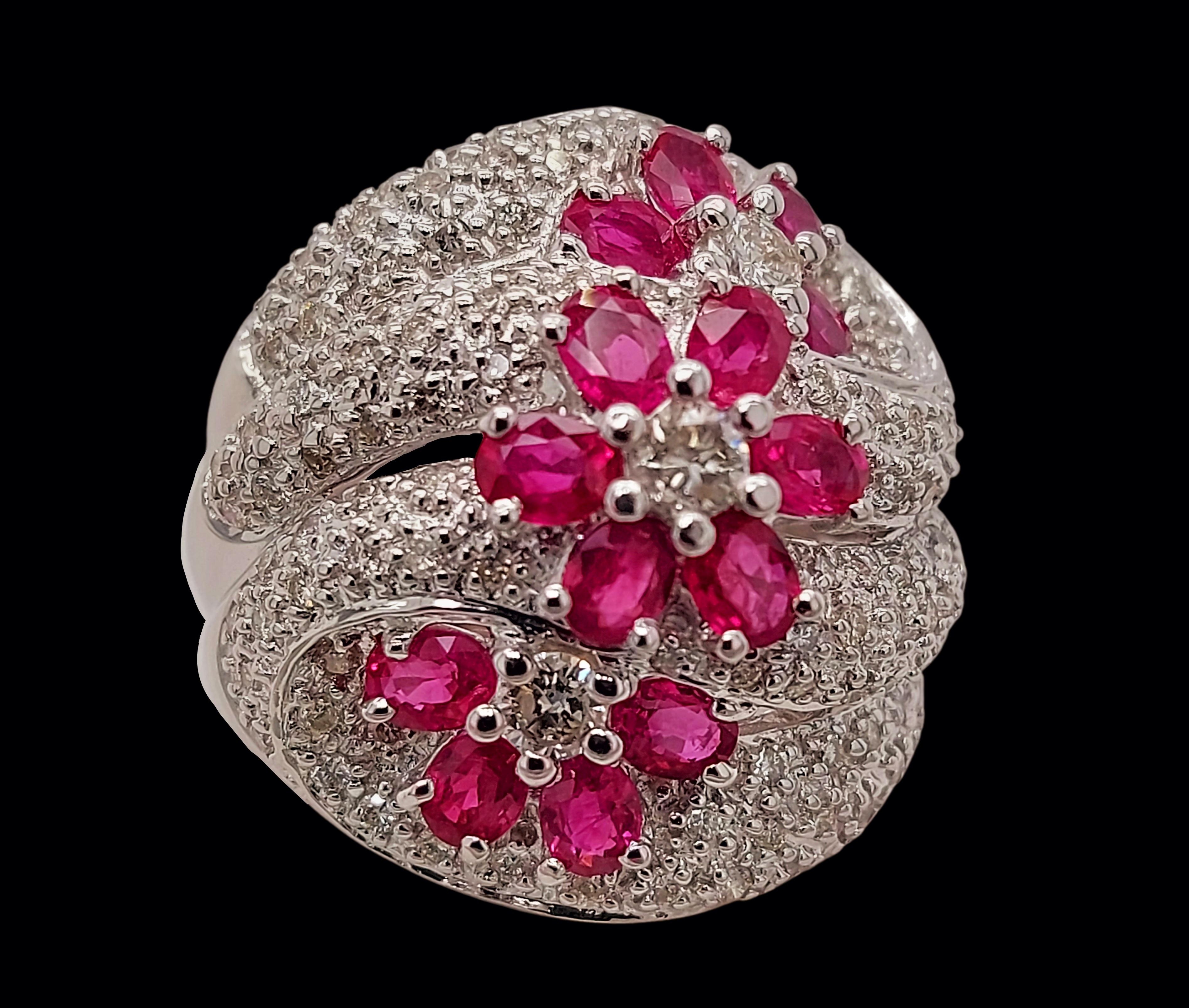 Splendido anello in oro bianco 18kt con 2,46 carati di diamanti e rubini in vendita 2
