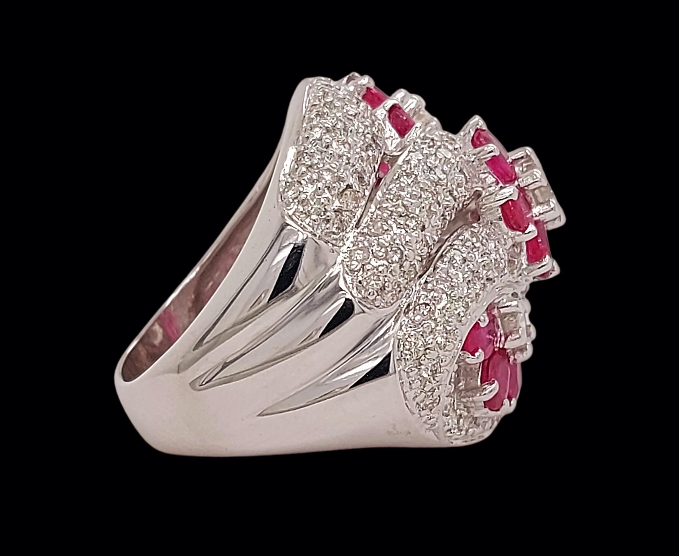 Splendido anello in oro bianco 18kt con 2,46 carati di diamanti e rubini in vendita 3