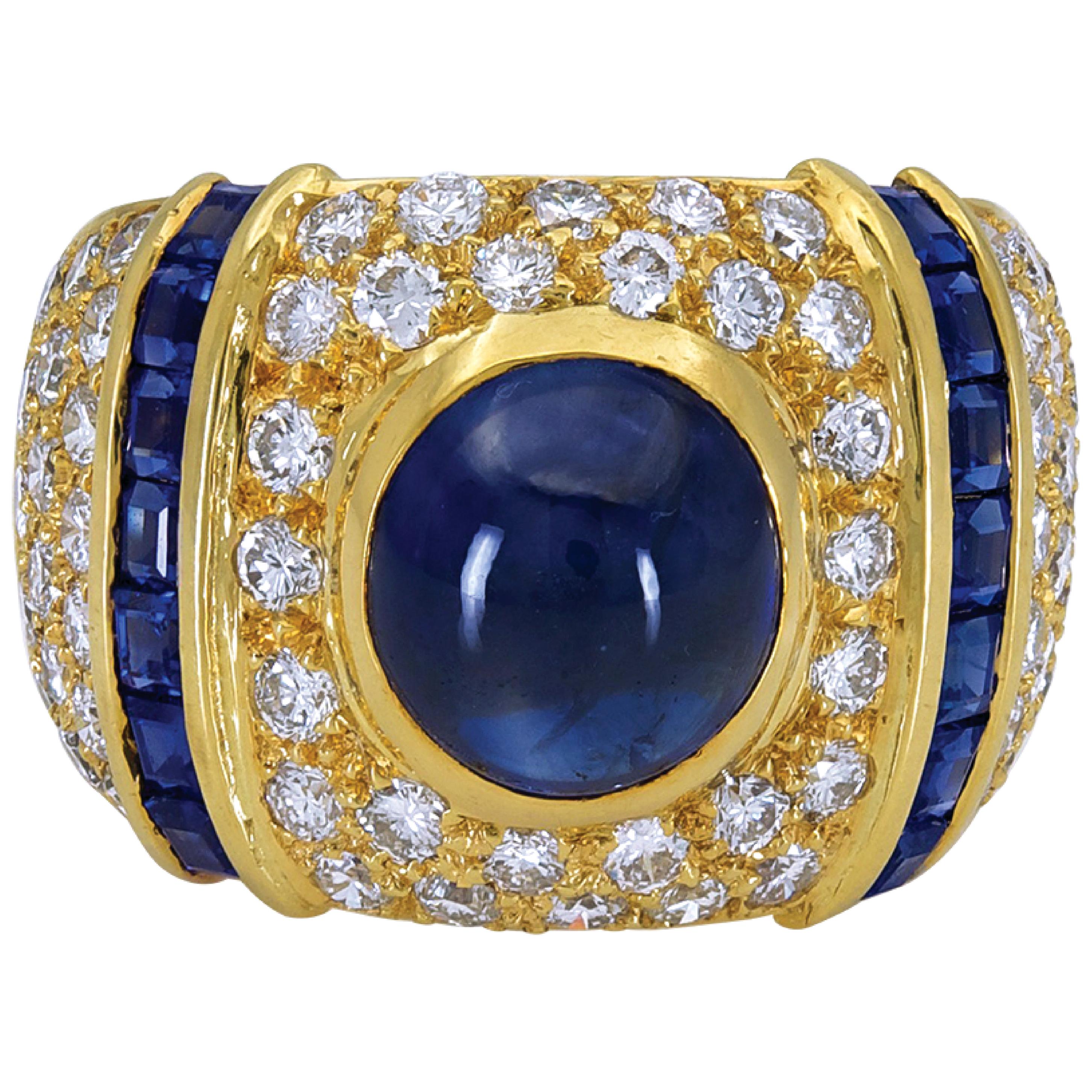 Bague dôme Sophia en saphir bleu cabochon de 5,67 carats et diamants en vente