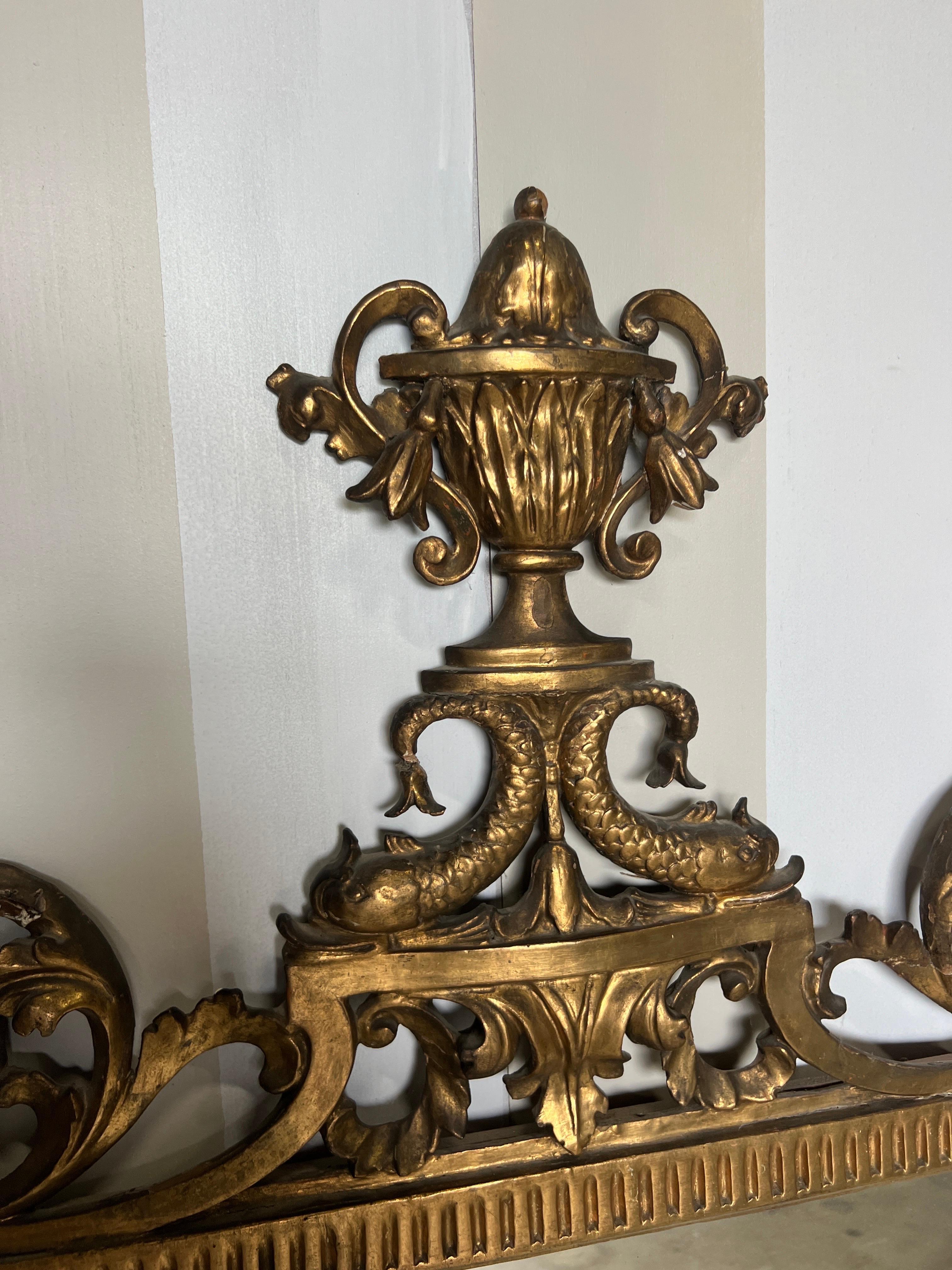 Splendido specchio neoclassico italiano del XVIII-XIX secolo in legno dorato con delfini In condizioni buone in vendita a Richmond, VA