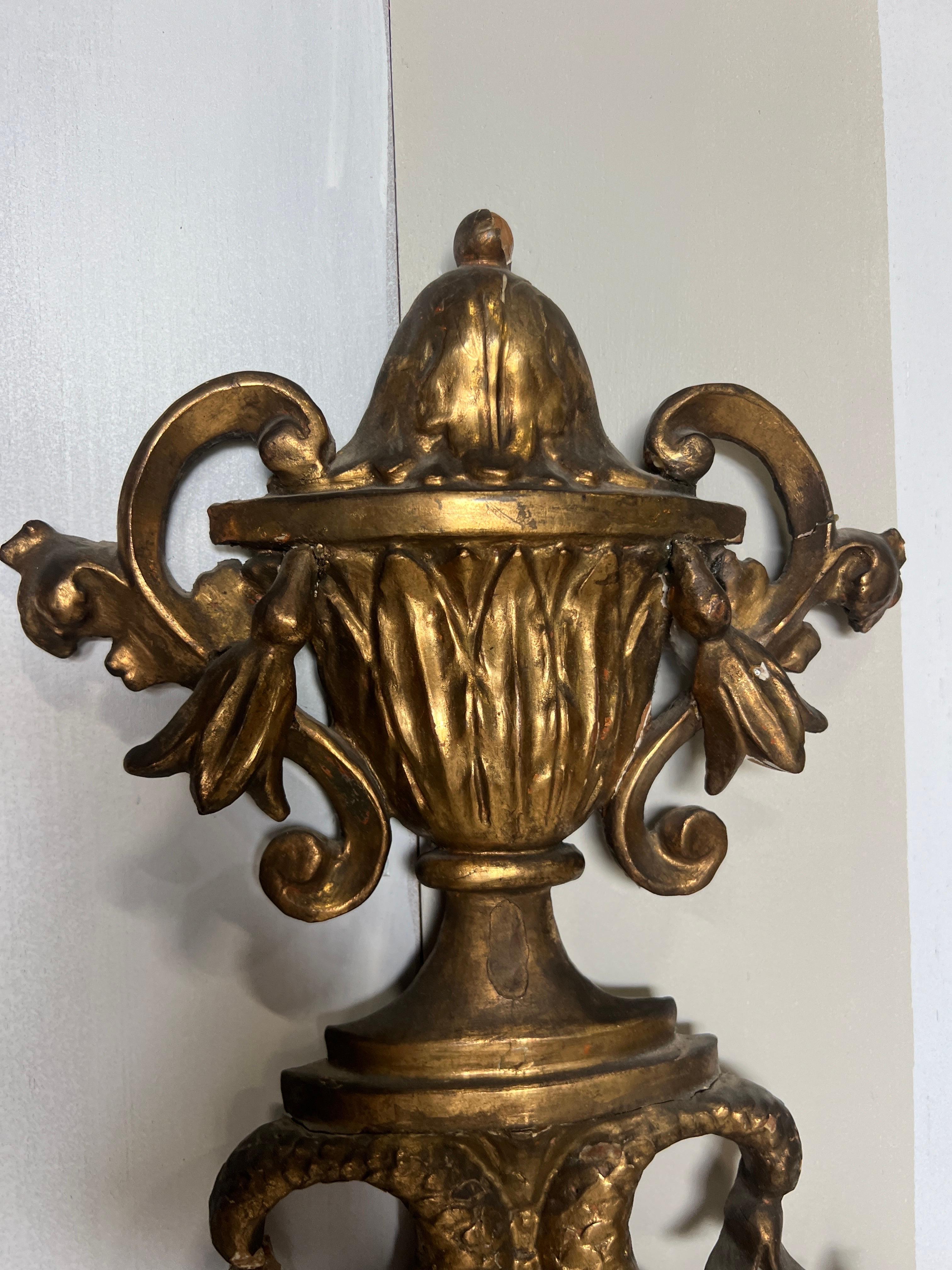 Specchio Splendido specchio neoclassico italiano del XVIII-XIX secolo in legno dorato con delfini in vendita