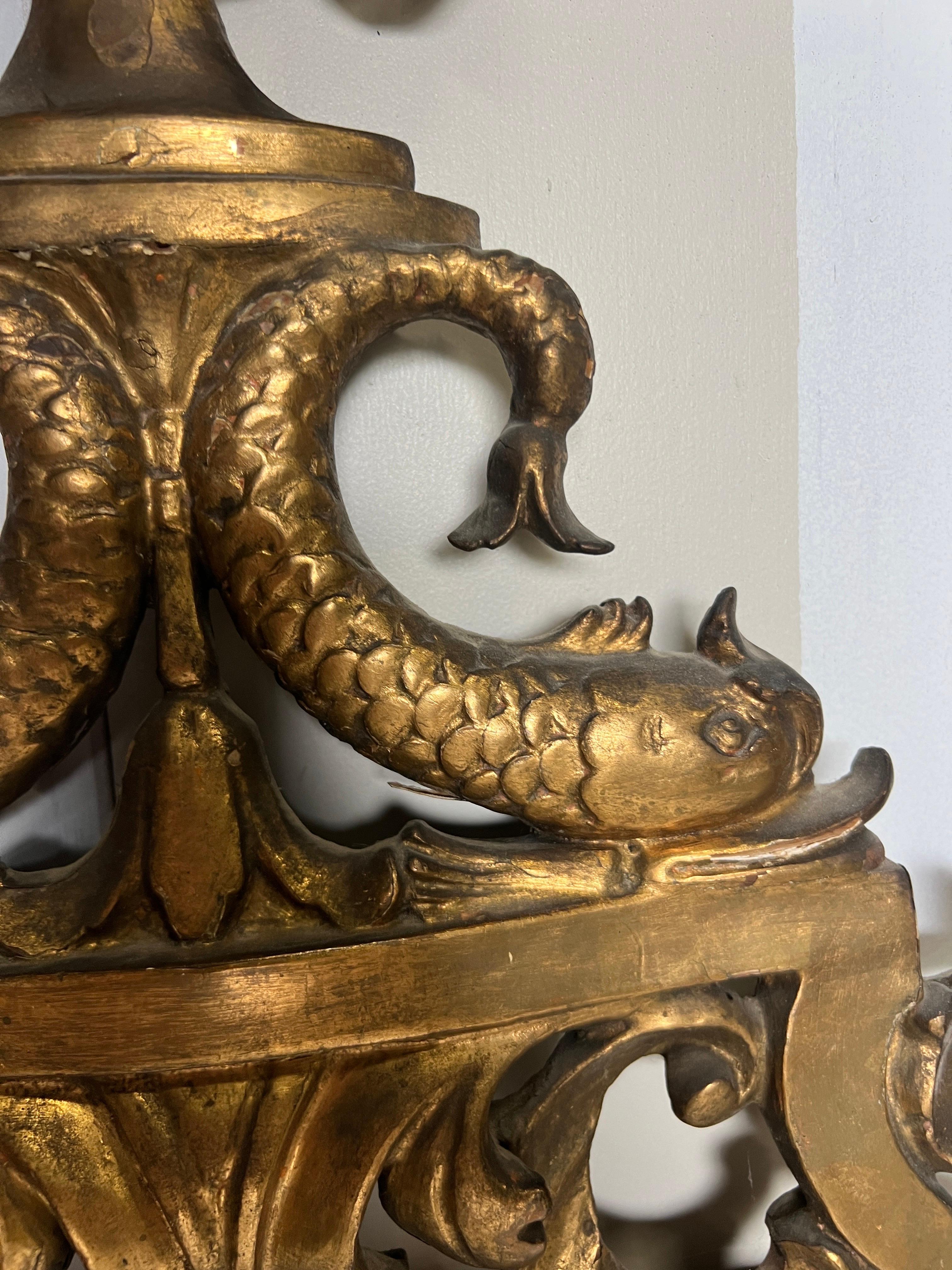 Splendido specchio neoclassico italiano del XVIII-XIX secolo in legno dorato con delfini in vendita 1