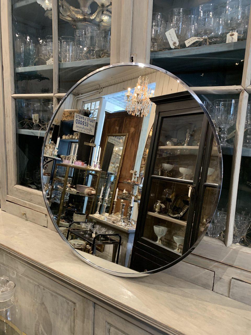 Minimalist and sleek 1920 French circular Art Deco wall mirror.

The mirror sits in a beautiful and simple frame of polished chrome.

Ideal mirror for a hallway, over a console table or in a bathroom or bedroom.