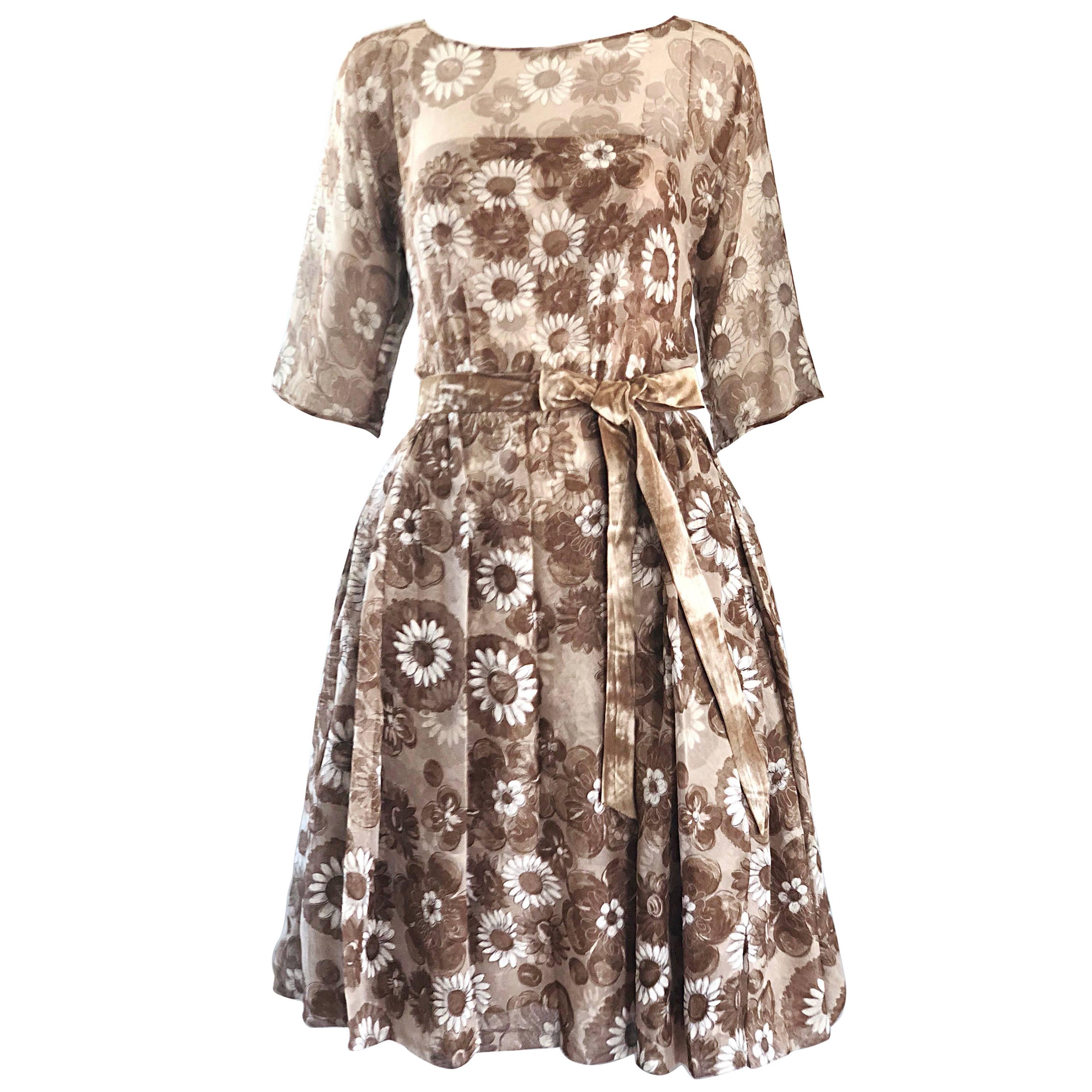 Saks 5th Avenue - Superbe robe demi-couture en mousseline de soie beige, années 1950