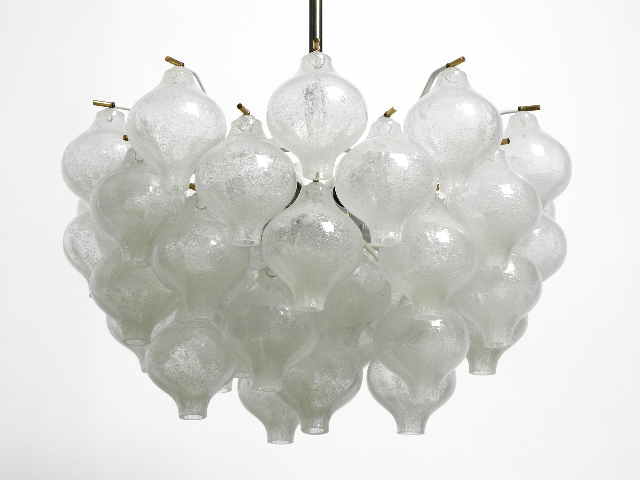 Beautiful large 1960s Kalmar Franken ceiling lamp model Tulipan.
Stunning beautiful high-quality design. Made in Austria. With original label.
With a long rod for high ceilings or over a table. Rod can be shortened on demand.
With 41 ice glasses