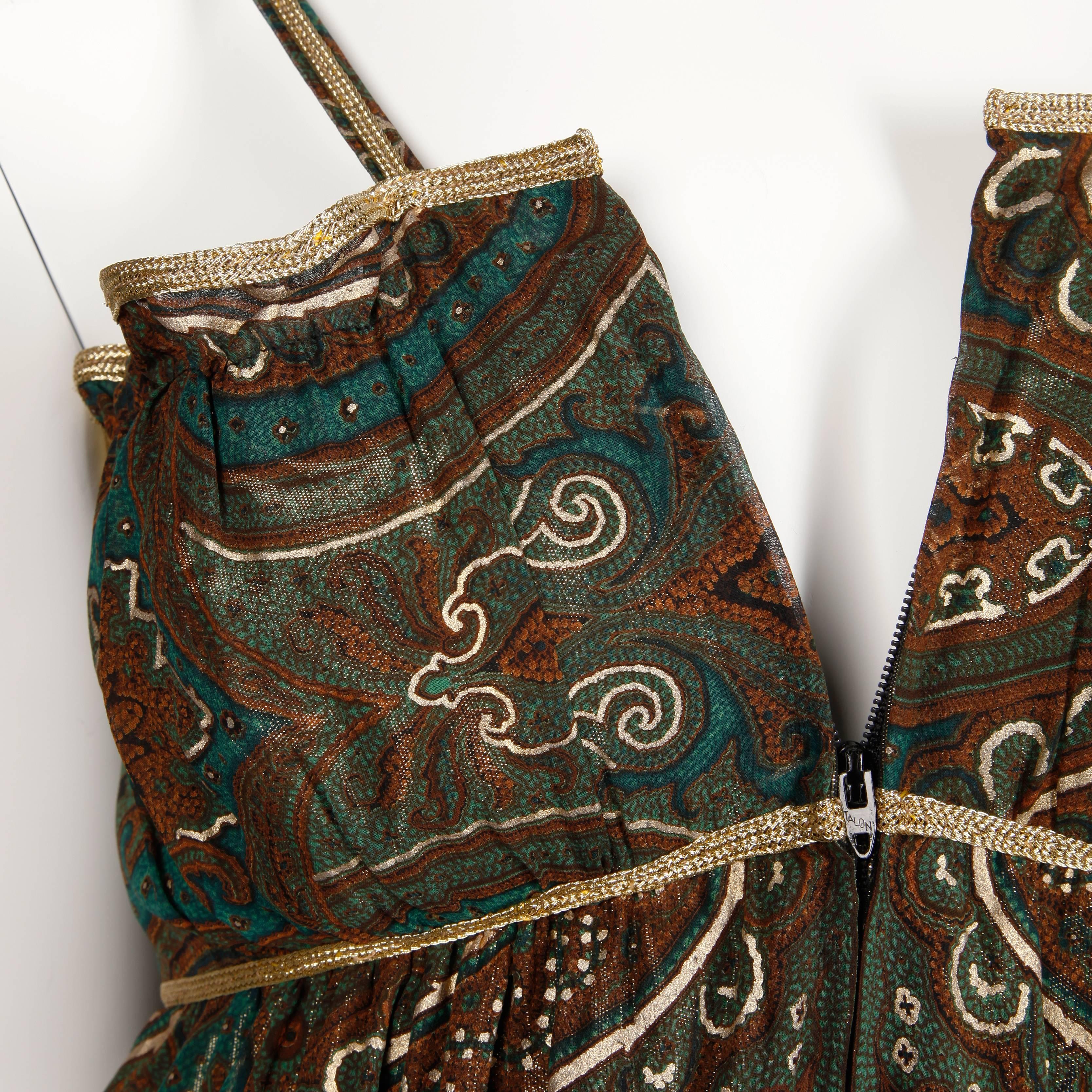 Gorgeous 1970s Pauline Trigere Vintage Metallic Gold Lamé Paisley Silk Dress Negro en venta