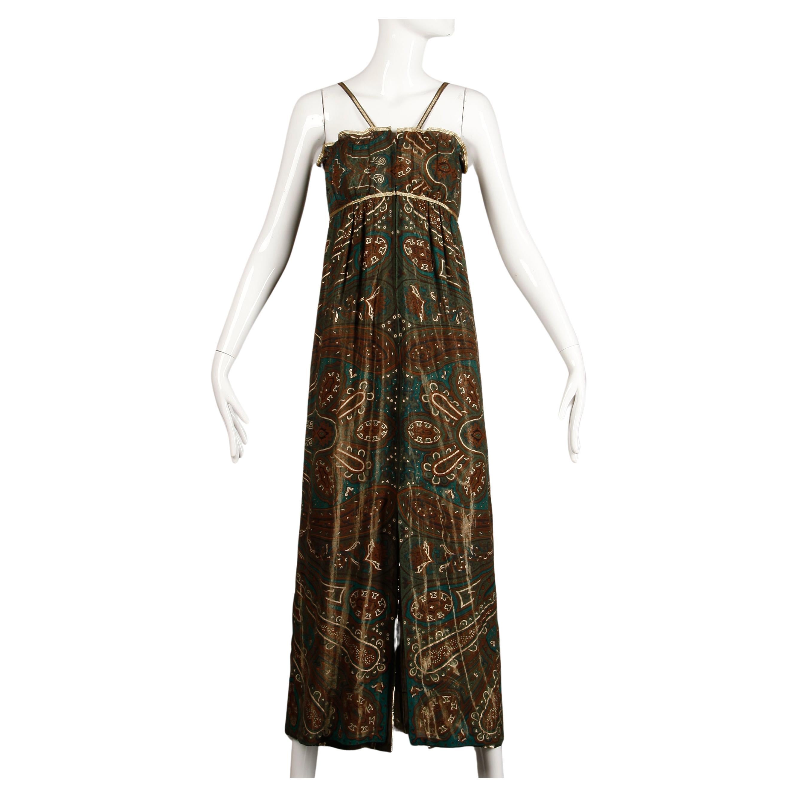 De las mujeres Gorgeous 1970s Pauline Trigere Vintage Metallic Gold Lamé Paisley Silk Dress en venta