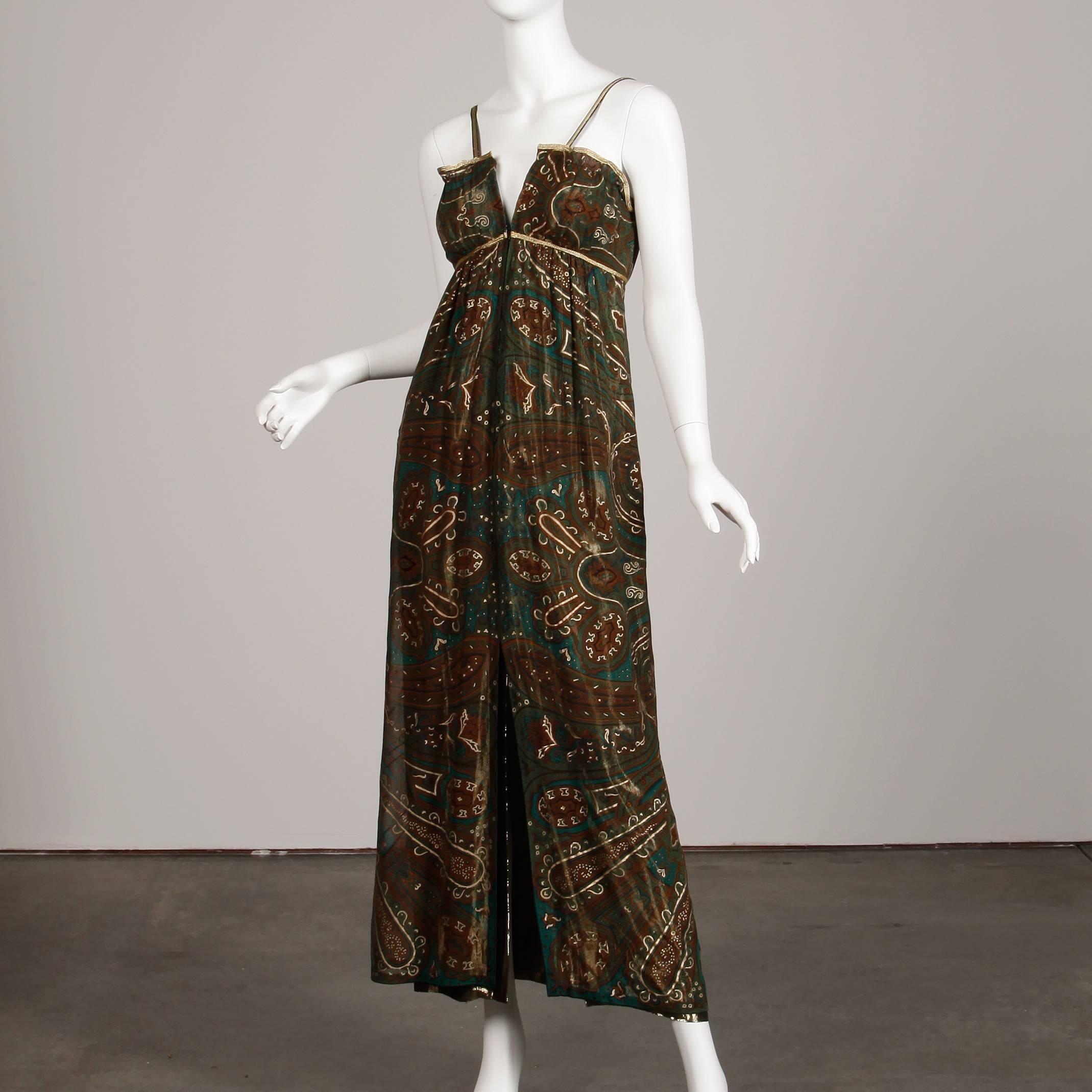 Gorgeous 1970s Pauline Trigere Vintage Metallic Gold Lamé Paisley Silk Dress en venta 2
