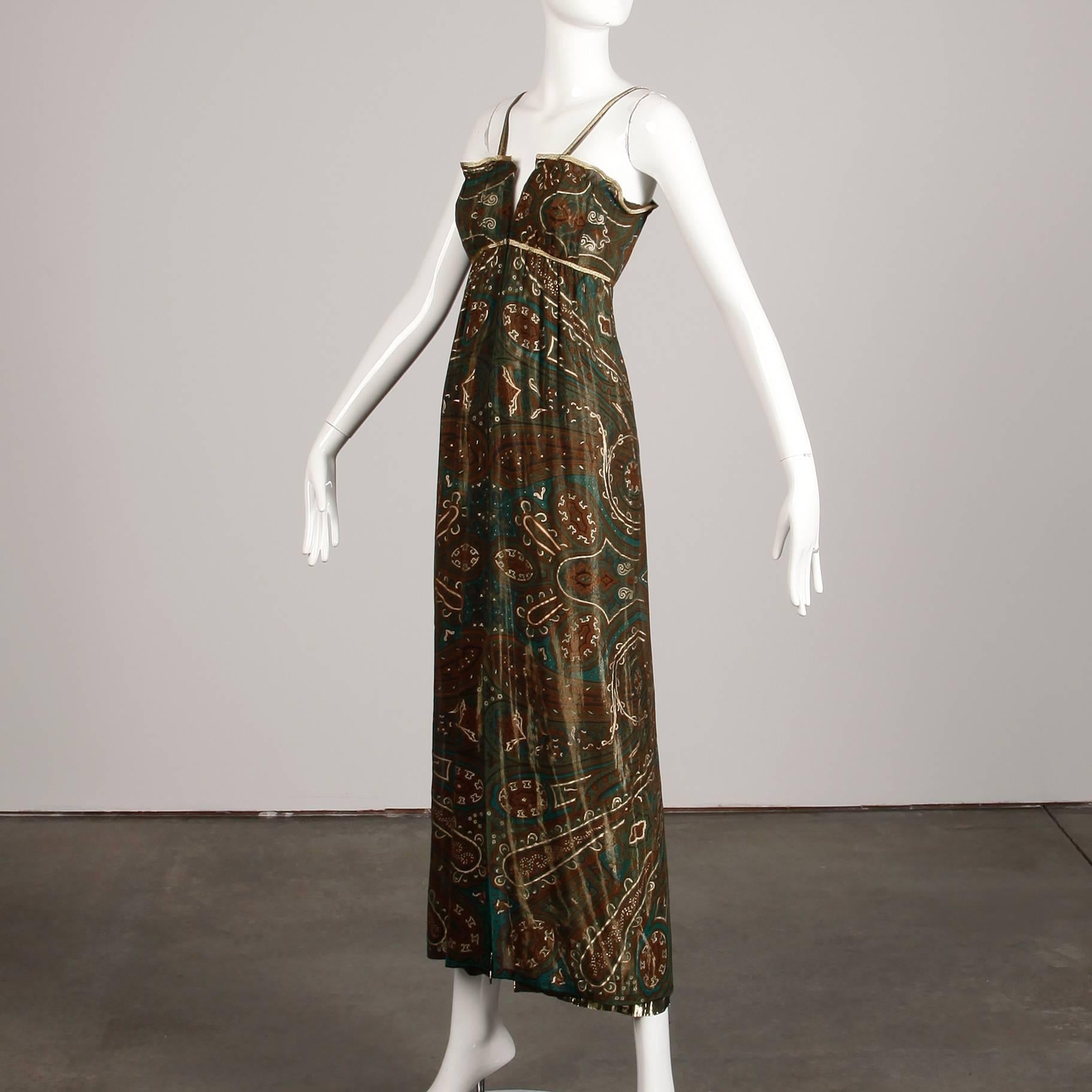 Gorgeous 1970s Pauline Trigere Vintage Metallic Gold Lamé Paisley Silk Dress en venta 3