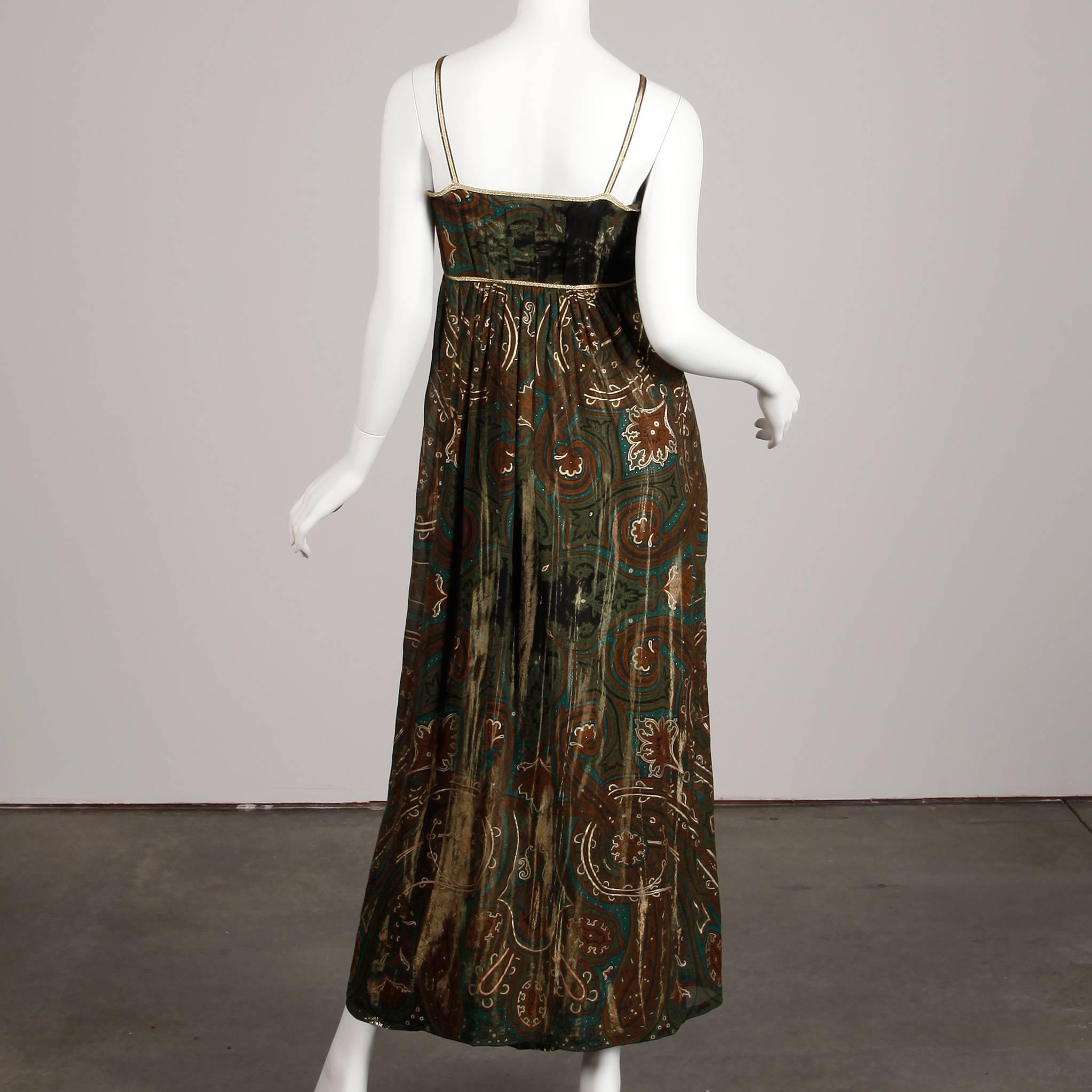 Gorgeous 1970s Pauline Trigere Vintage Metallic Gold Lamé Paisley Silk Dress en venta 4