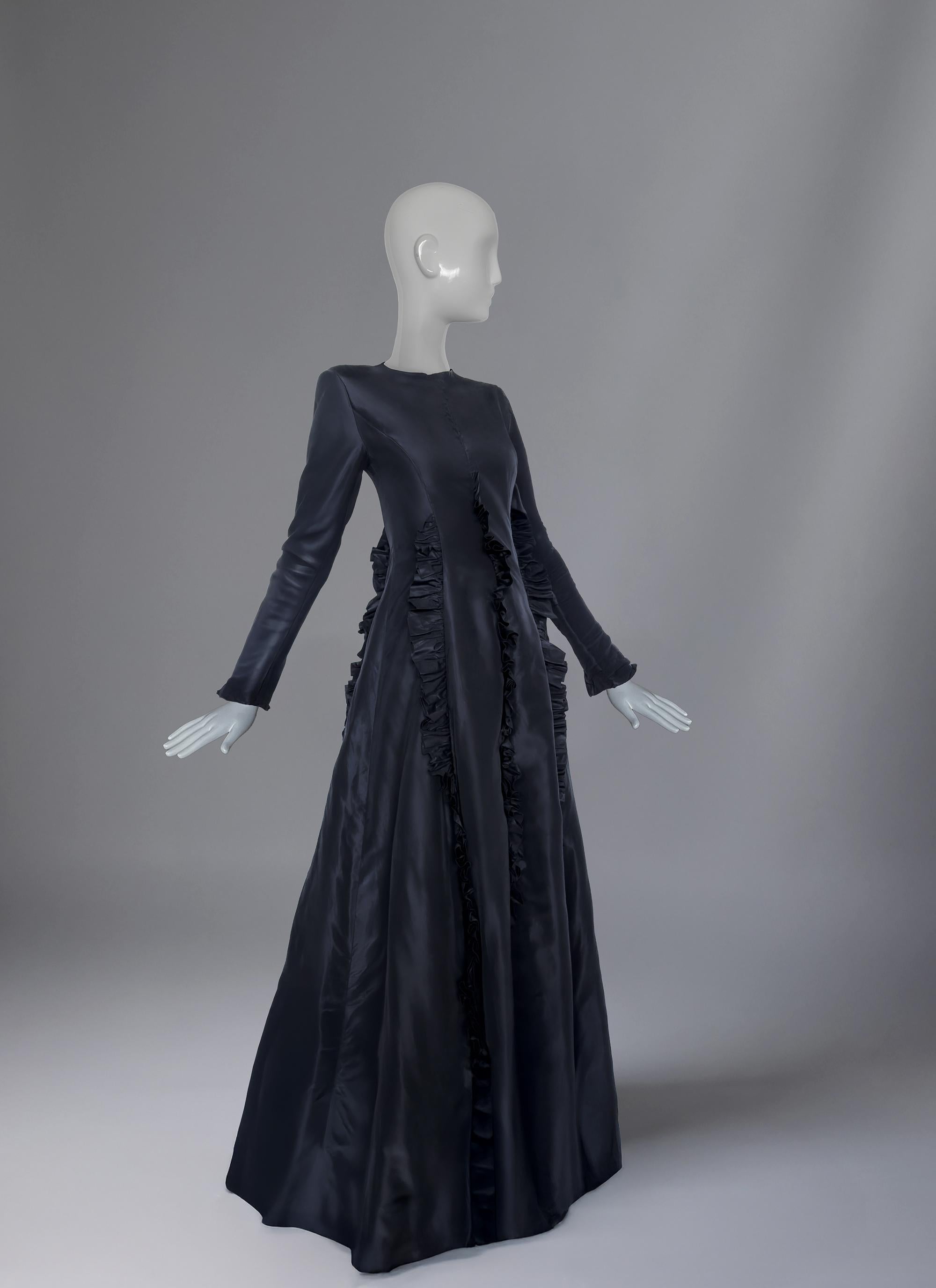 Dieses atemberaubende Kleid von Bill Blass aus dem Jahr 1972 fängt die Essenz seiner frühen, unabhängigen Arbeit ein: Eleganz, die von architektonischer Klarheit geprägt ist, aber durch romantische Details gemildert wird. Der aus leuchtendem