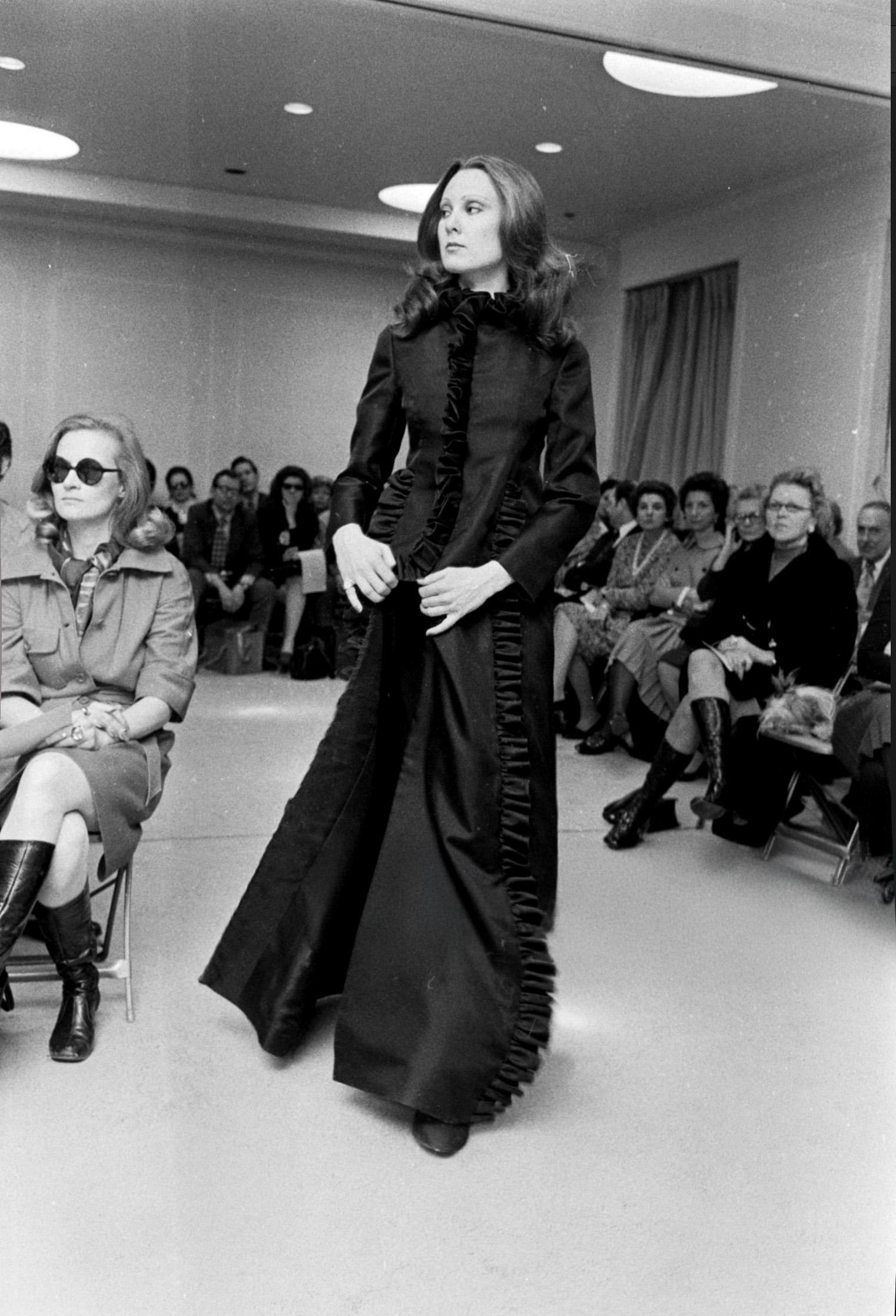 Wunderschönes Bill Blass Seidenabendkleid von 1972 im Zustand „Hervorragend“ im Angebot in Berlin, BE