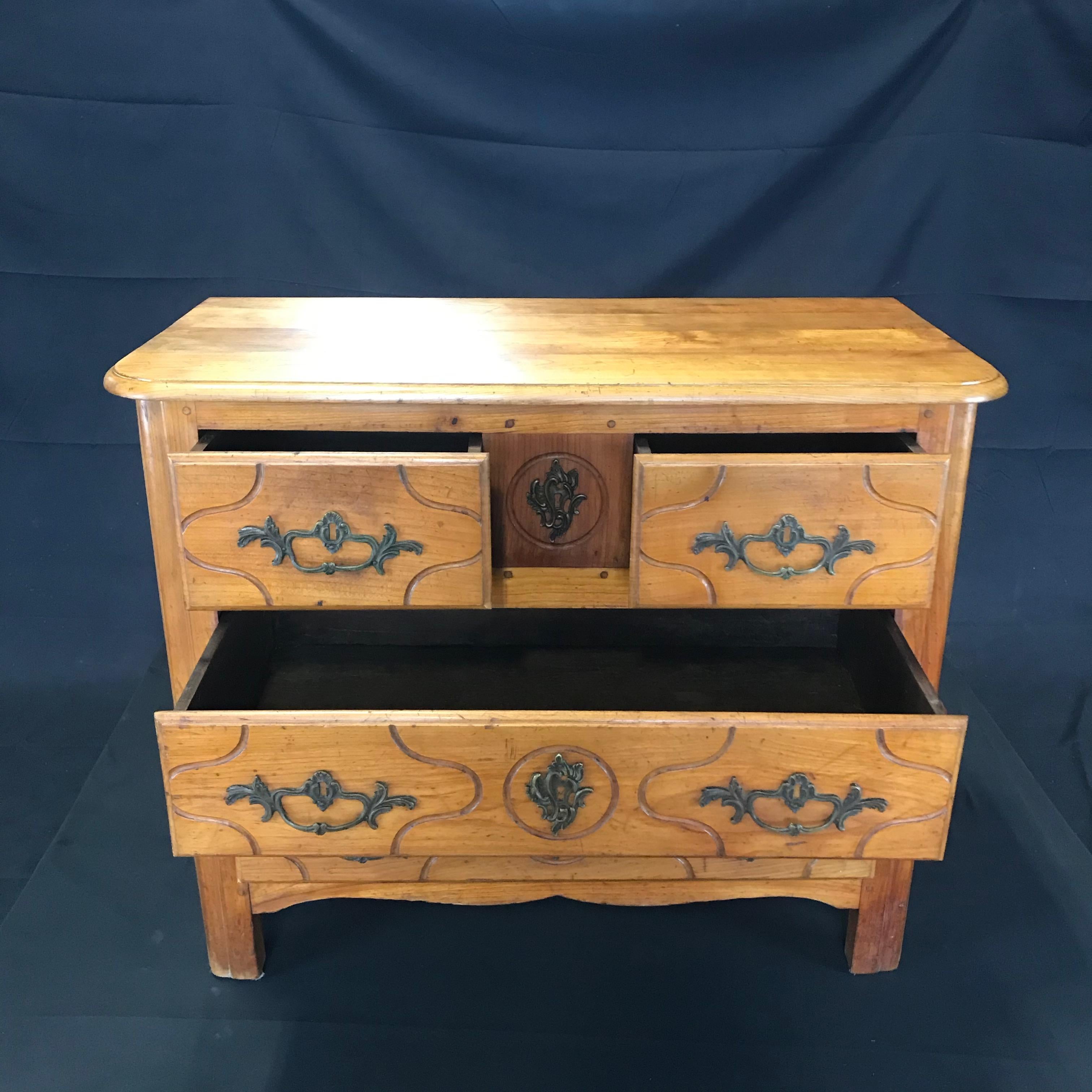 Gorgeous 19th Century Cherry 4-Drawer Commode Chest of Drawers 7