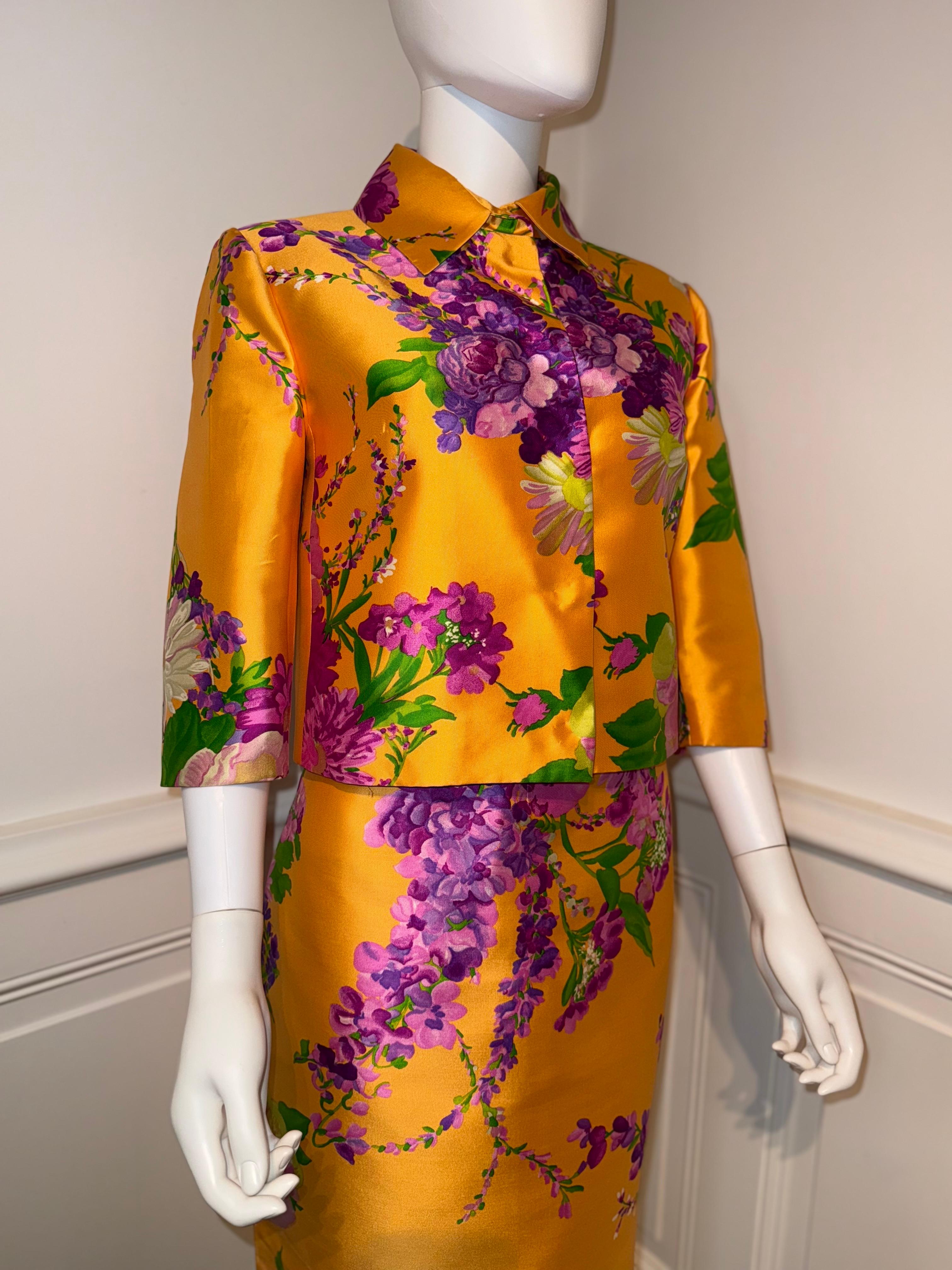 Icónico conjunto floral raro y coleccionable de Dolce & Gabbana de 2000: el vestido y la chaqueta de sarga de seda.
La etiqueta de la talla es IT 44.
Las medidas del vestido:
Pecho: 42 cm
Cintura: 41 cm
Caderas: 50 cm
Estado: Excelente. El traje