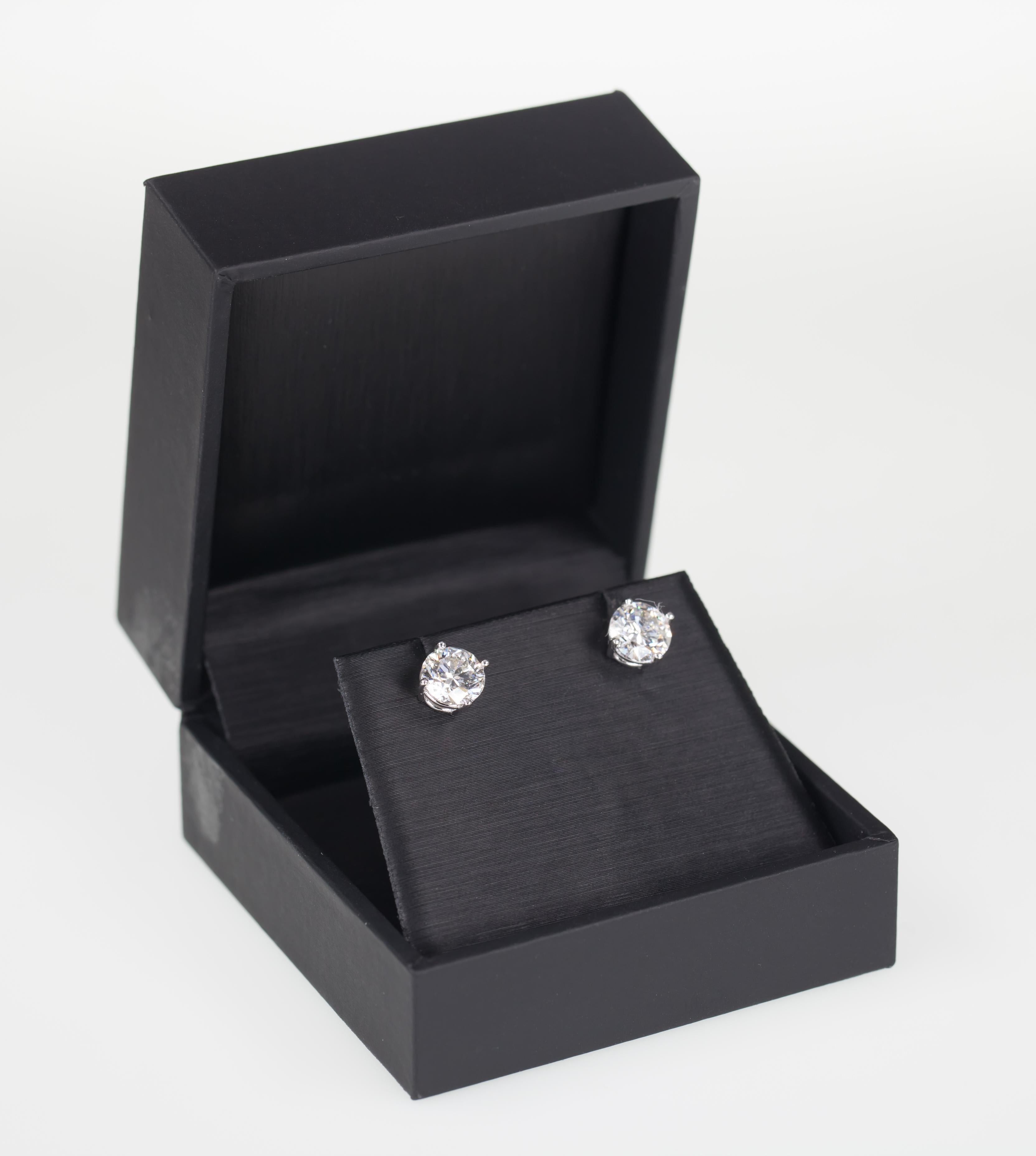 Beautiful Diamond Stud Earrings
Each in Four-Prong Setting
Total Diamond Weight = 2.10 Cts
Average Color = H
Average Clarity = SI2
Diamond Dimensions:
1) 6.5 mm x 3.82 mm
2) 6.40 mm x 4.15 mm
Total Mass = 1.7 grams
Beautiful Gift!