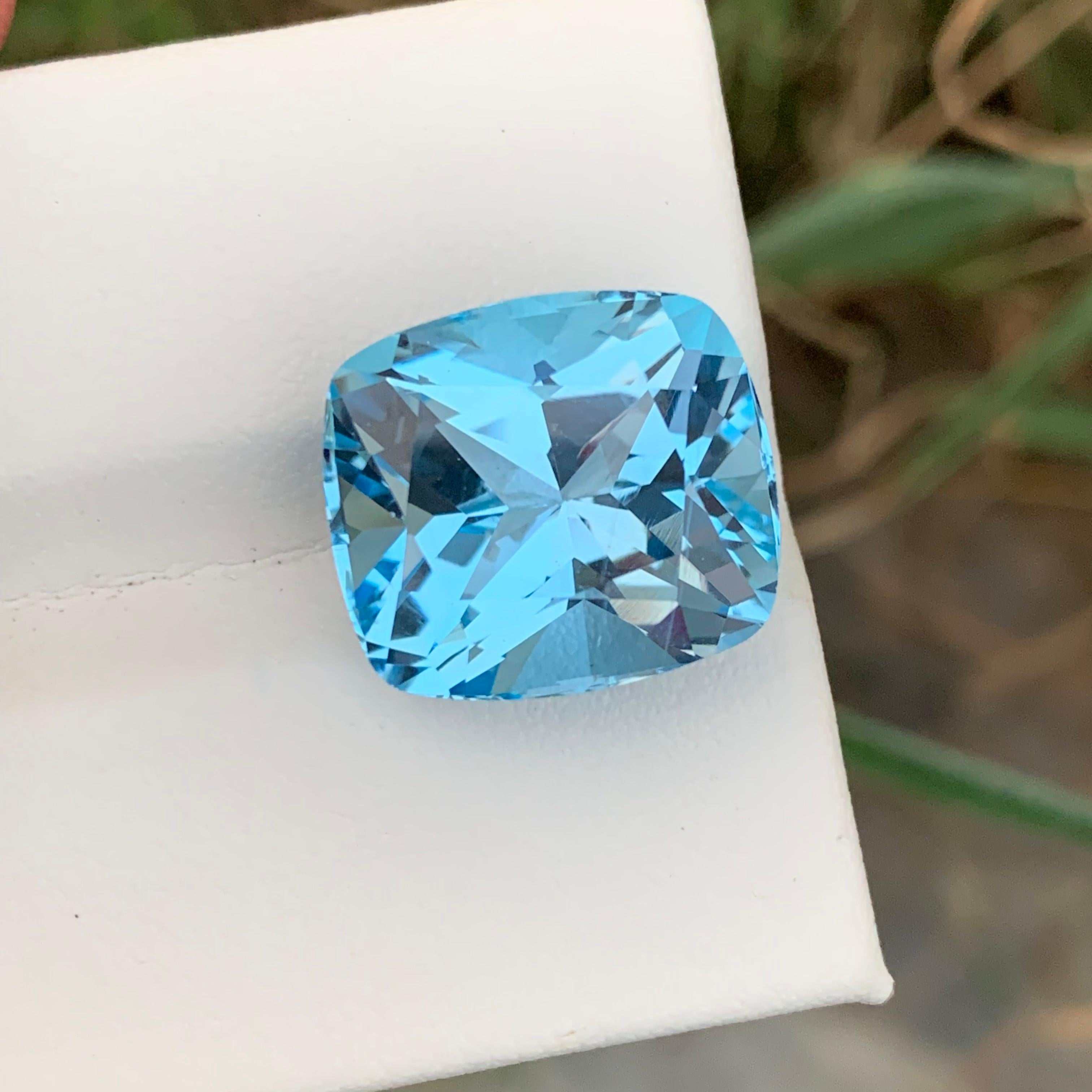 Superbe topaze bleu ciel facettée taille coussin de 22,25 carats provenant d'une mine du Brésil  en vente 13