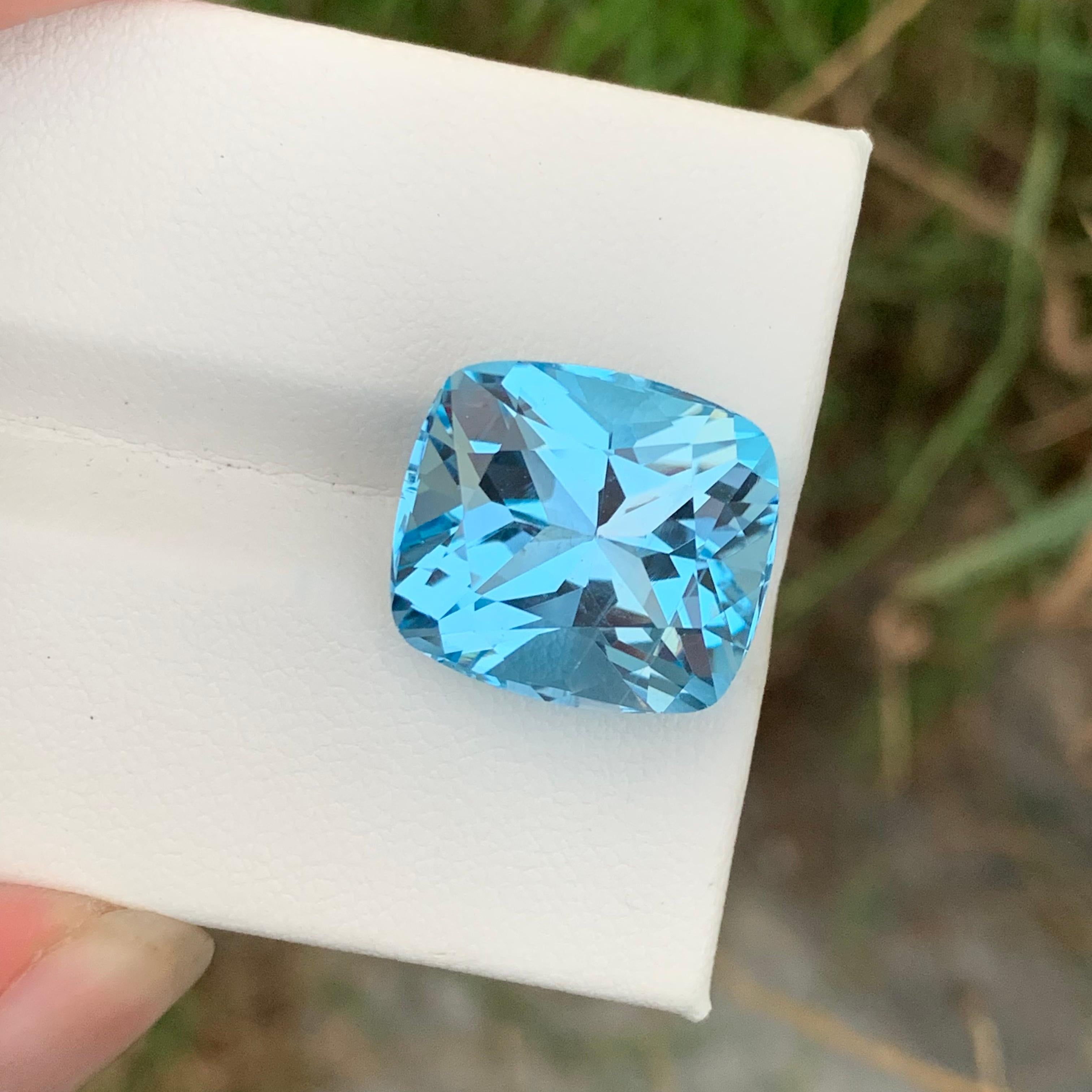 Arts and Crafts Superbe topaze bleu ciel facettée taille coussin de 22,25 carats provenant d'une mine du Brésil  en vente