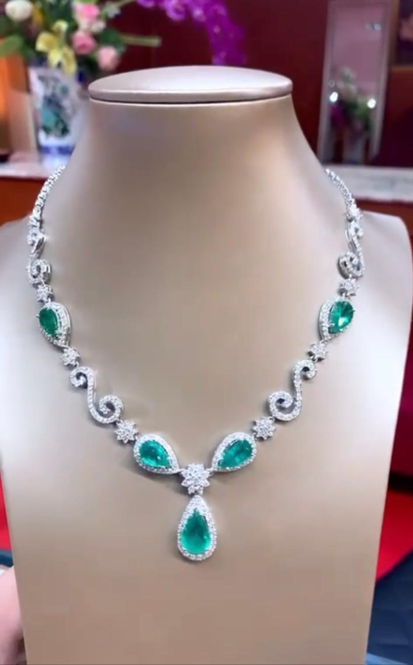 De la nouvelle collection Sprigs, ce collier au design étonnant, exclusif et chic, est en or 18 carats avec émeraudes et diamants. Le collier est composé de 5 émeraudes de Zambie de 16,00 carats, taille poire, belle qualité, très belle couleur, et