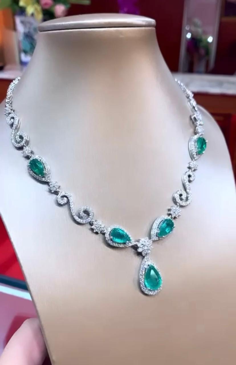 Gorgeous 22.60 Carats of Emeralds and Diamonds on Necklace In New Condition For Sale In Massafra, IT