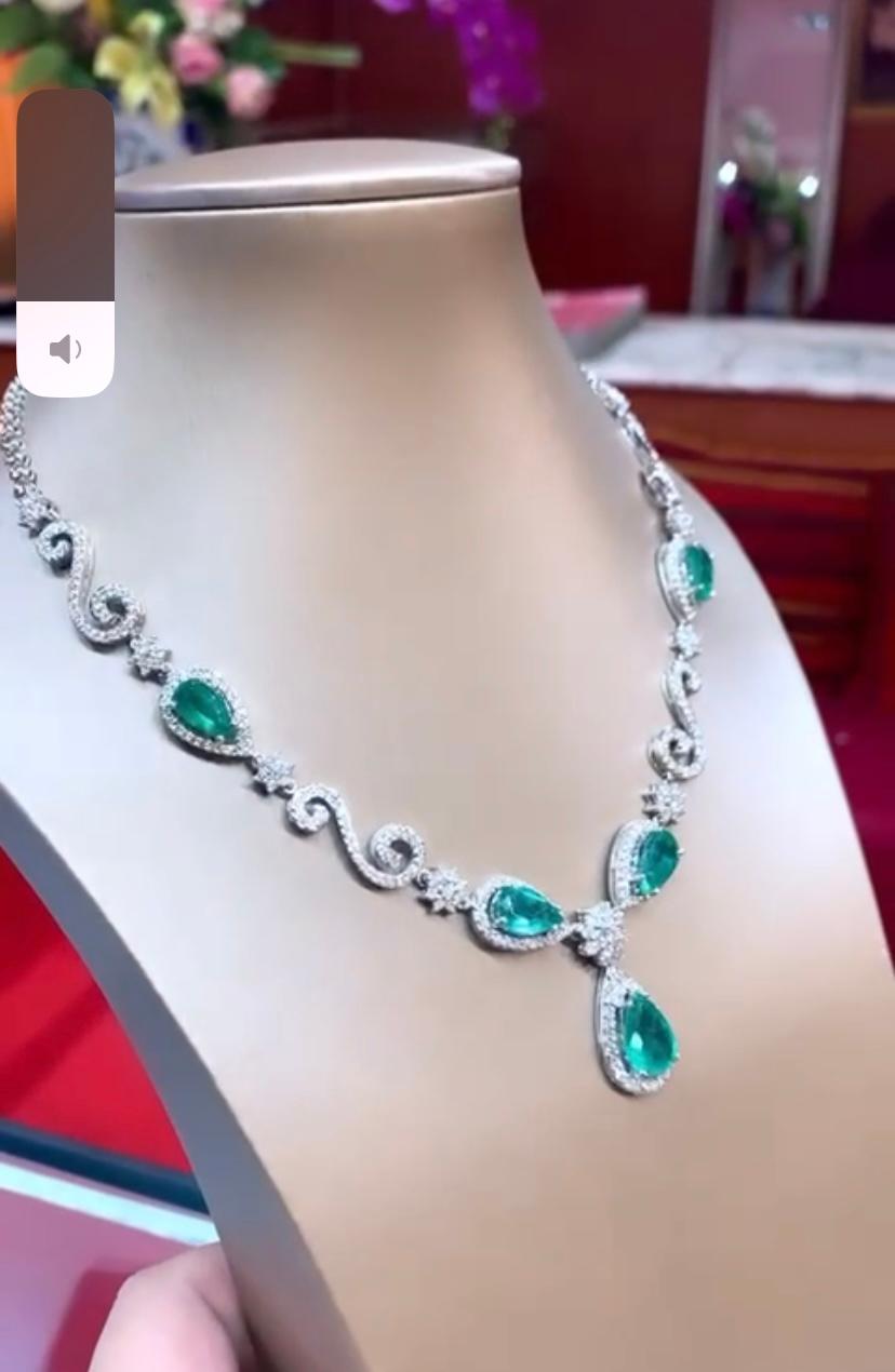 Gorgeous 22.60 Carats of Emeralds and Diamonds on Necklace For Sale 1