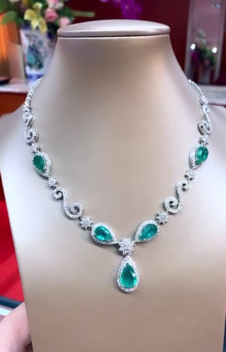 Gorgeous 22.60 Carats of Emeralds and Diamonds on Necklace For Sale 2
