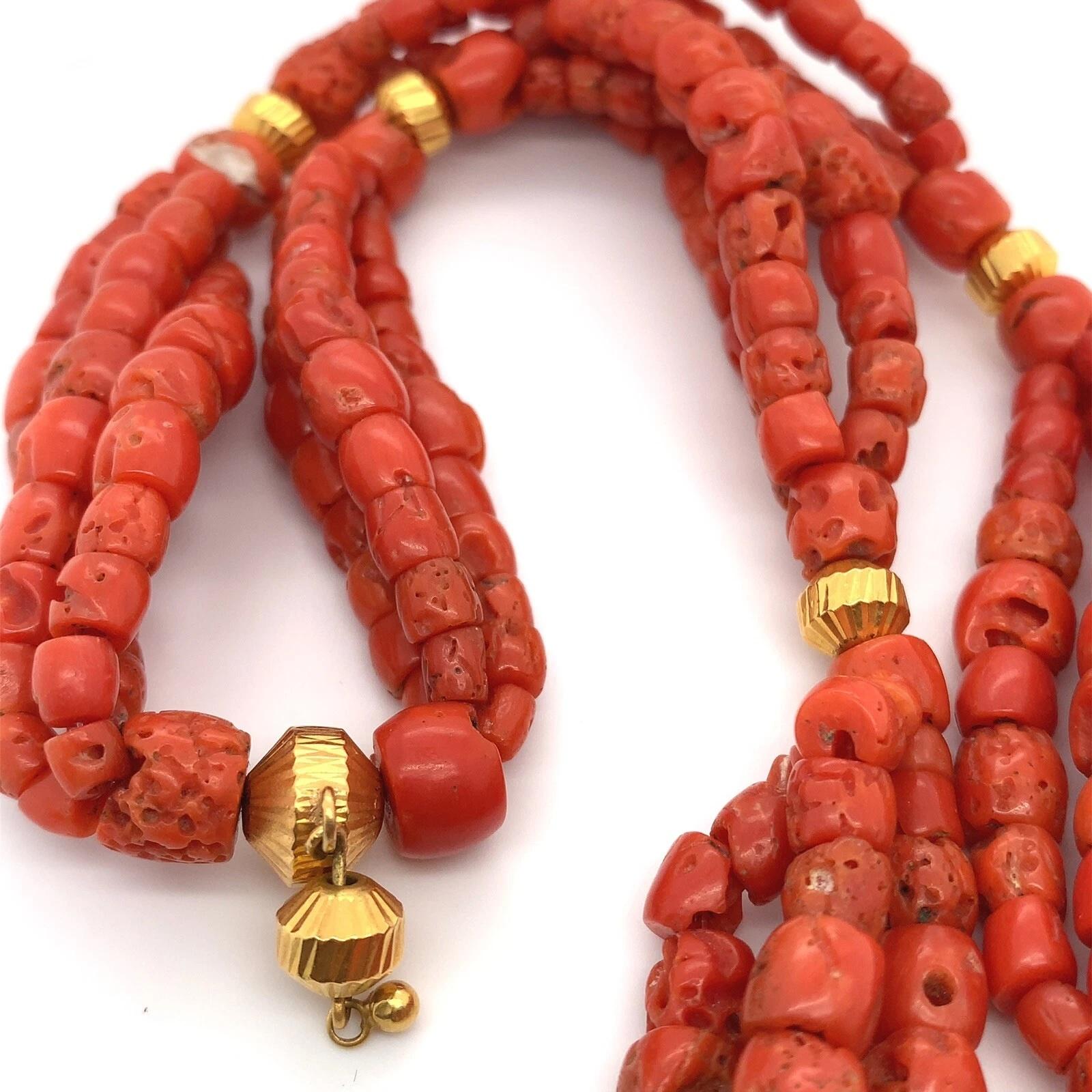 Taglio rotondo Splendida collana lunga in oro giallo 22K e perline di corallo naturale. in vendita