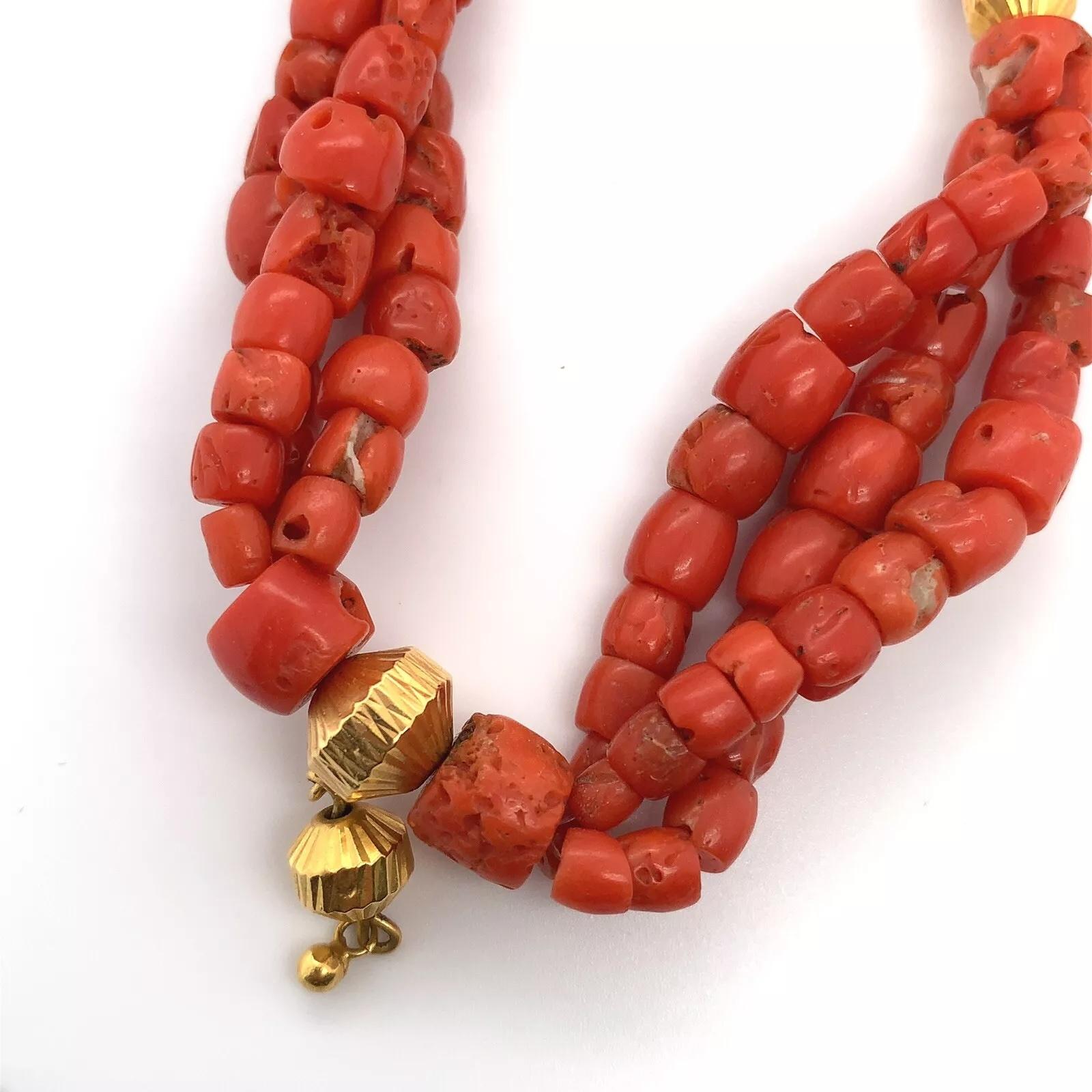 Splendida collana lunga in oro giallo 22K e perline di corallo naturale. In condizioni Nuovo in vendita a London, GB