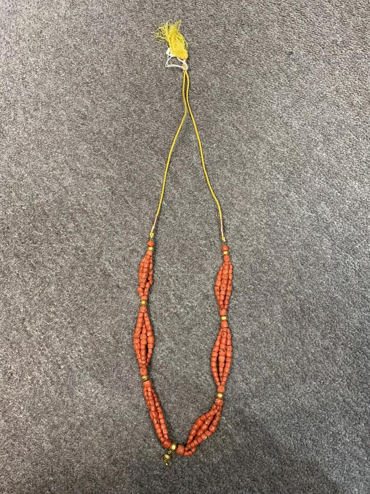 da uomo o donna Splendida collana lunga in oro giallo 22K e perline di corallo naturale. in vendita